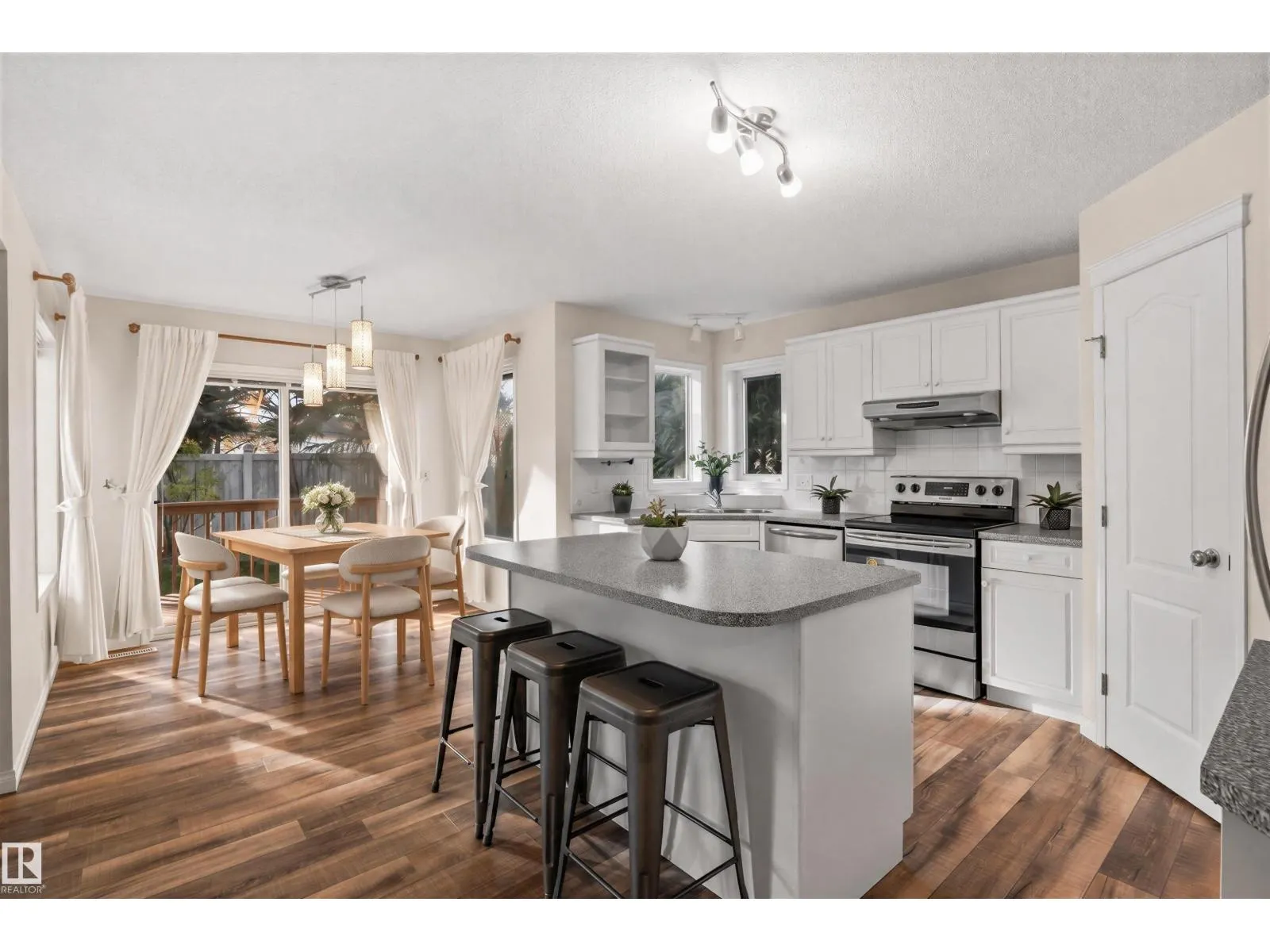 11727 13 AV NW