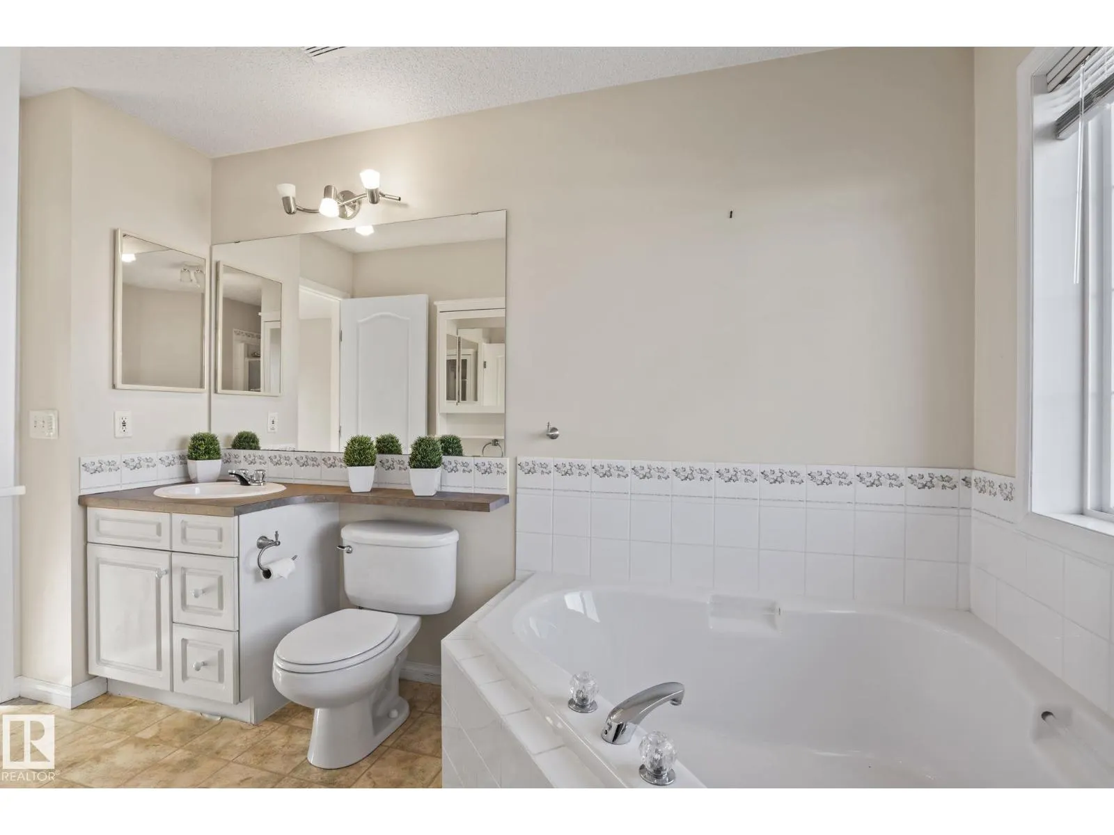 11727 13 AV NW