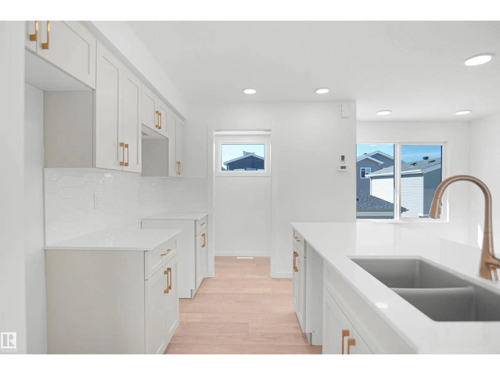 2022 Glastonbury BV NW