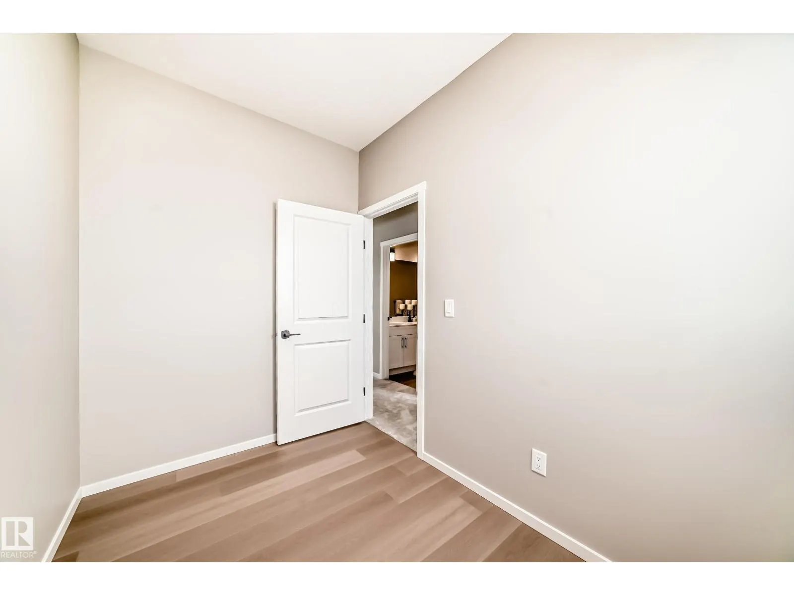 1603 206 ST NW