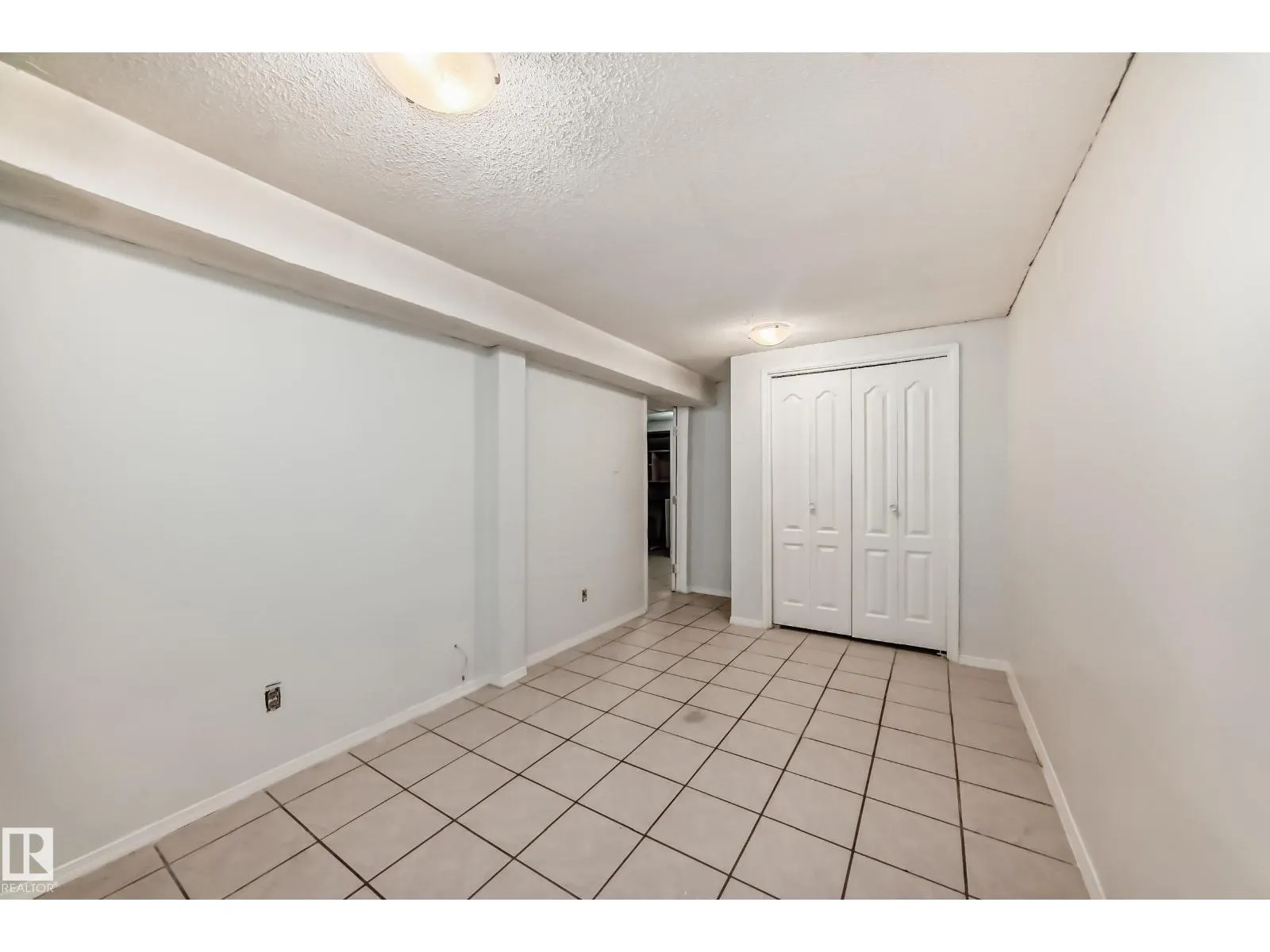 #18B 18305 89 AV NW