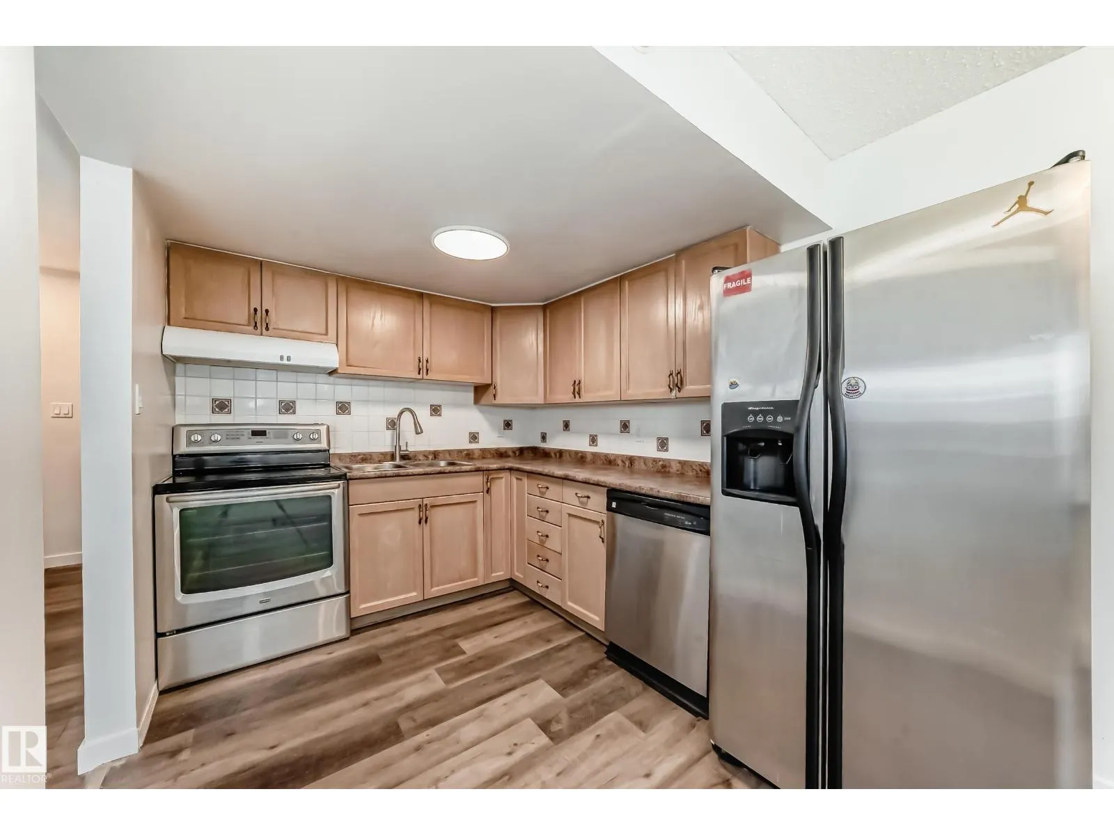 #18B 18305 89 AV NW