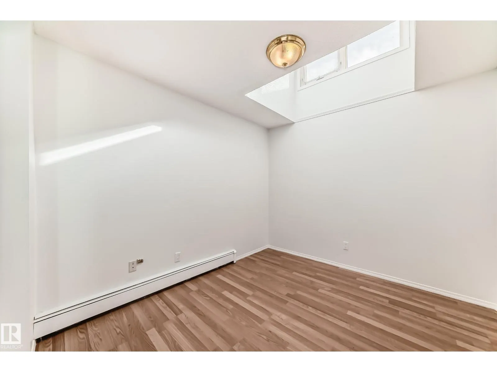#18B 18305 89 AV NW
