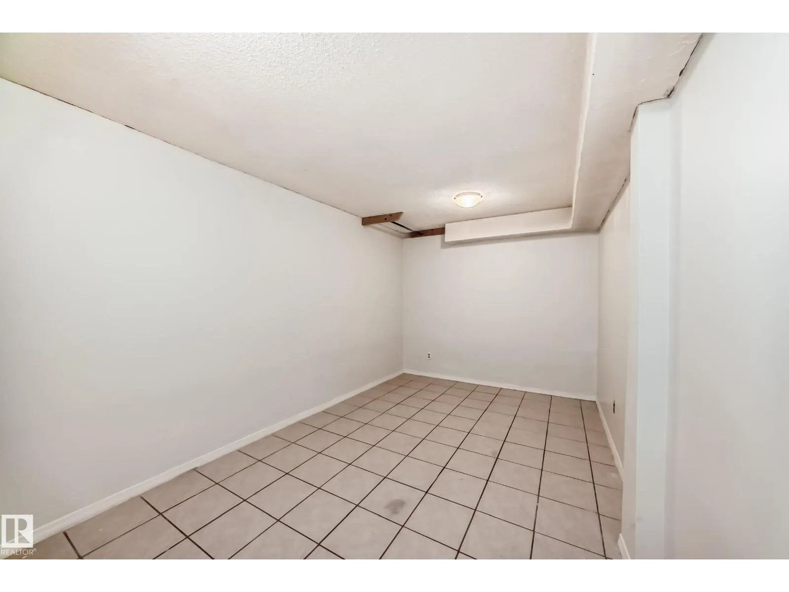 #18B 18305 89 AV NW