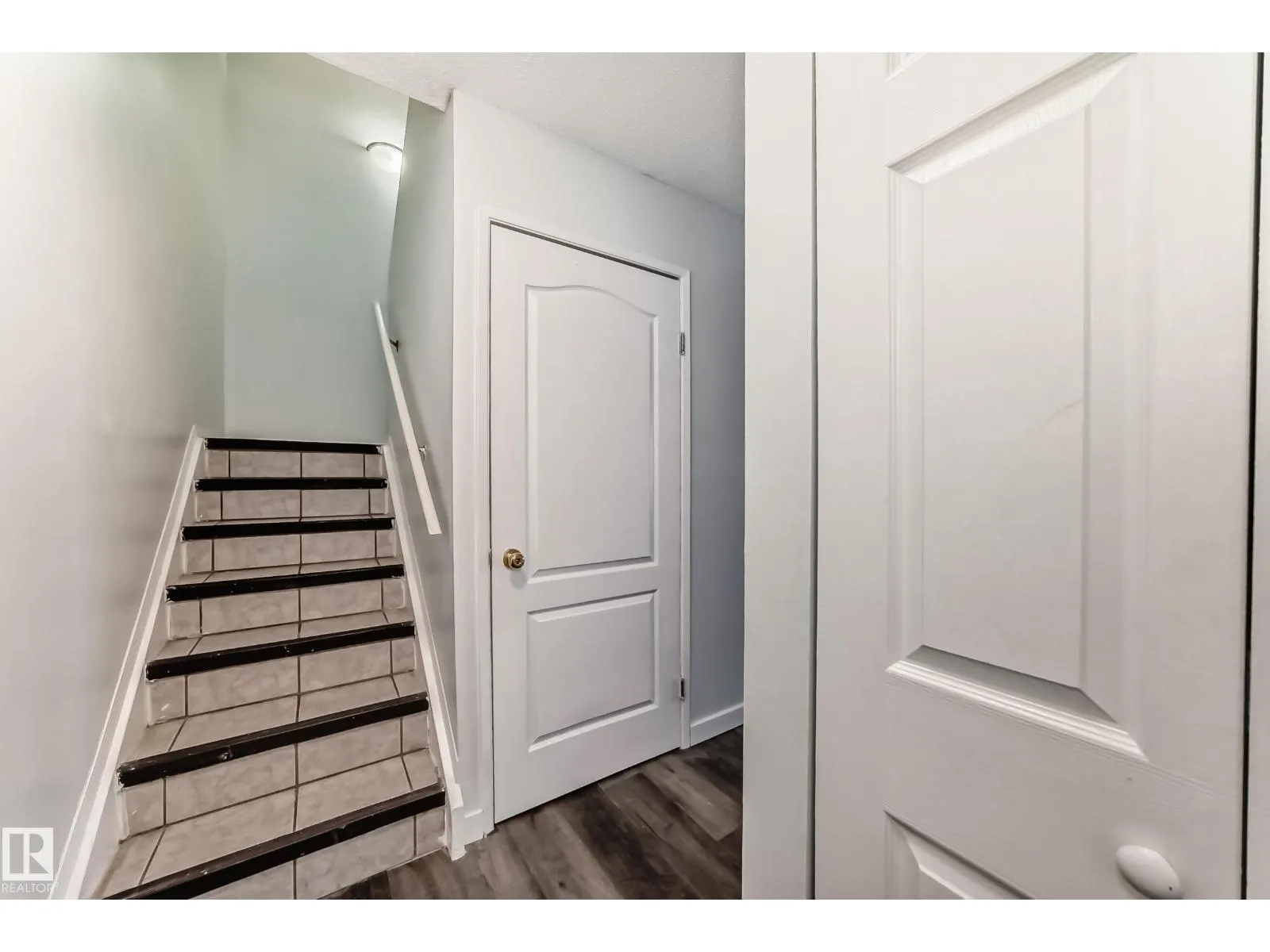 #18B 18305 89 AV NW