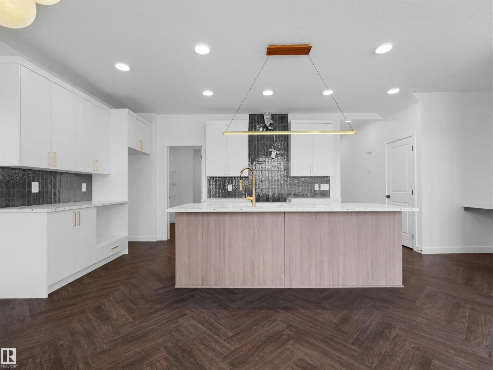 20727 40 AV NW