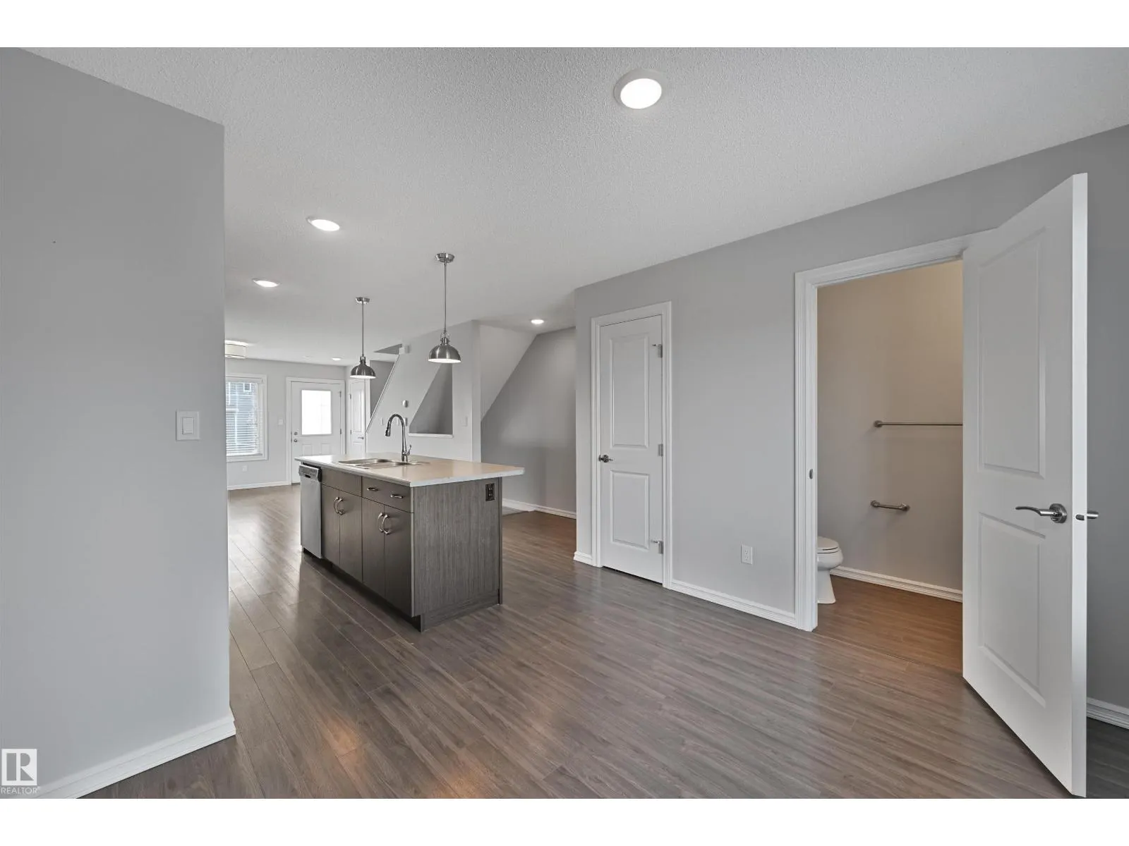 #34 2215 24 ST NW