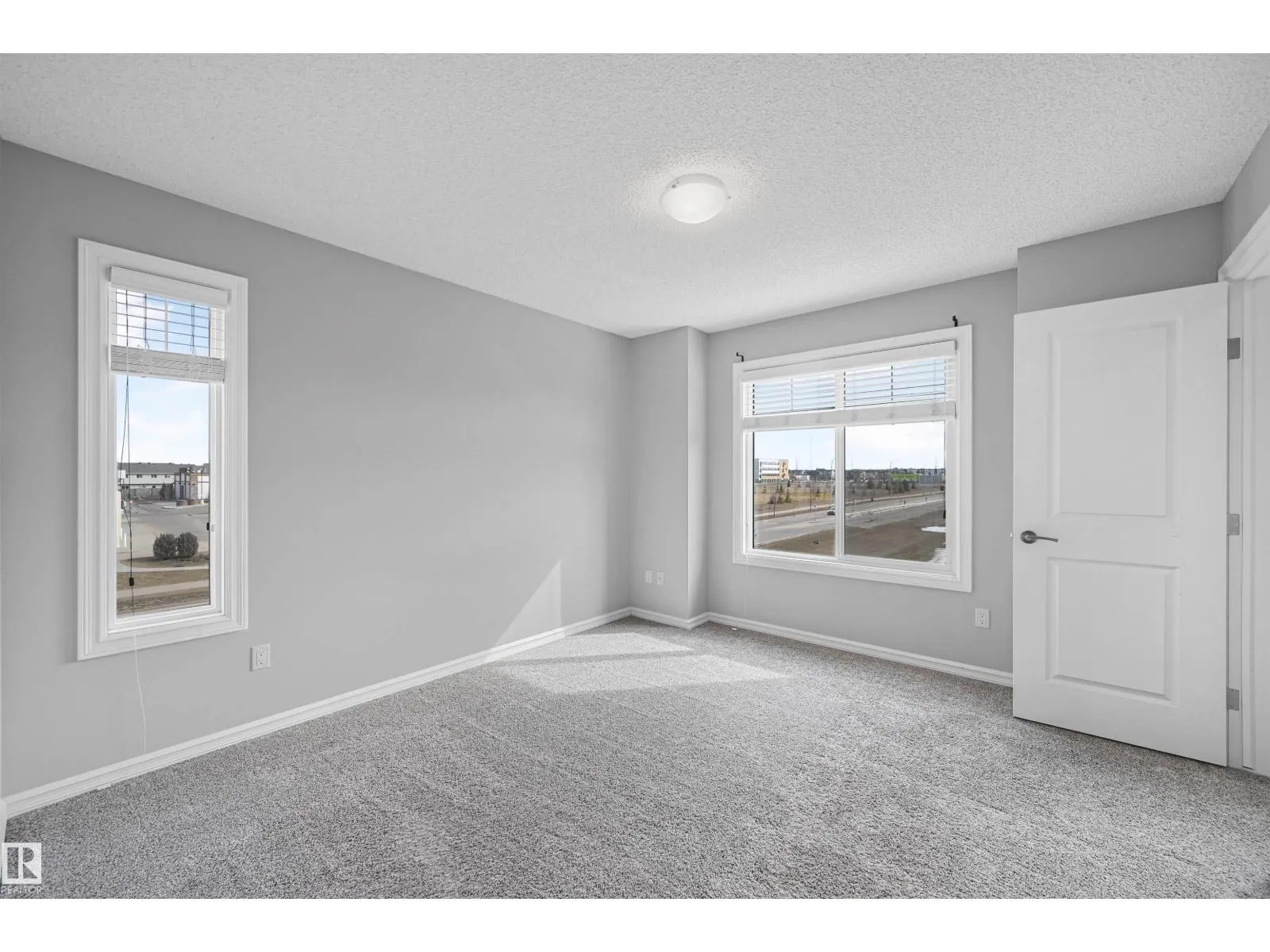 #34 2215 24 ST NW