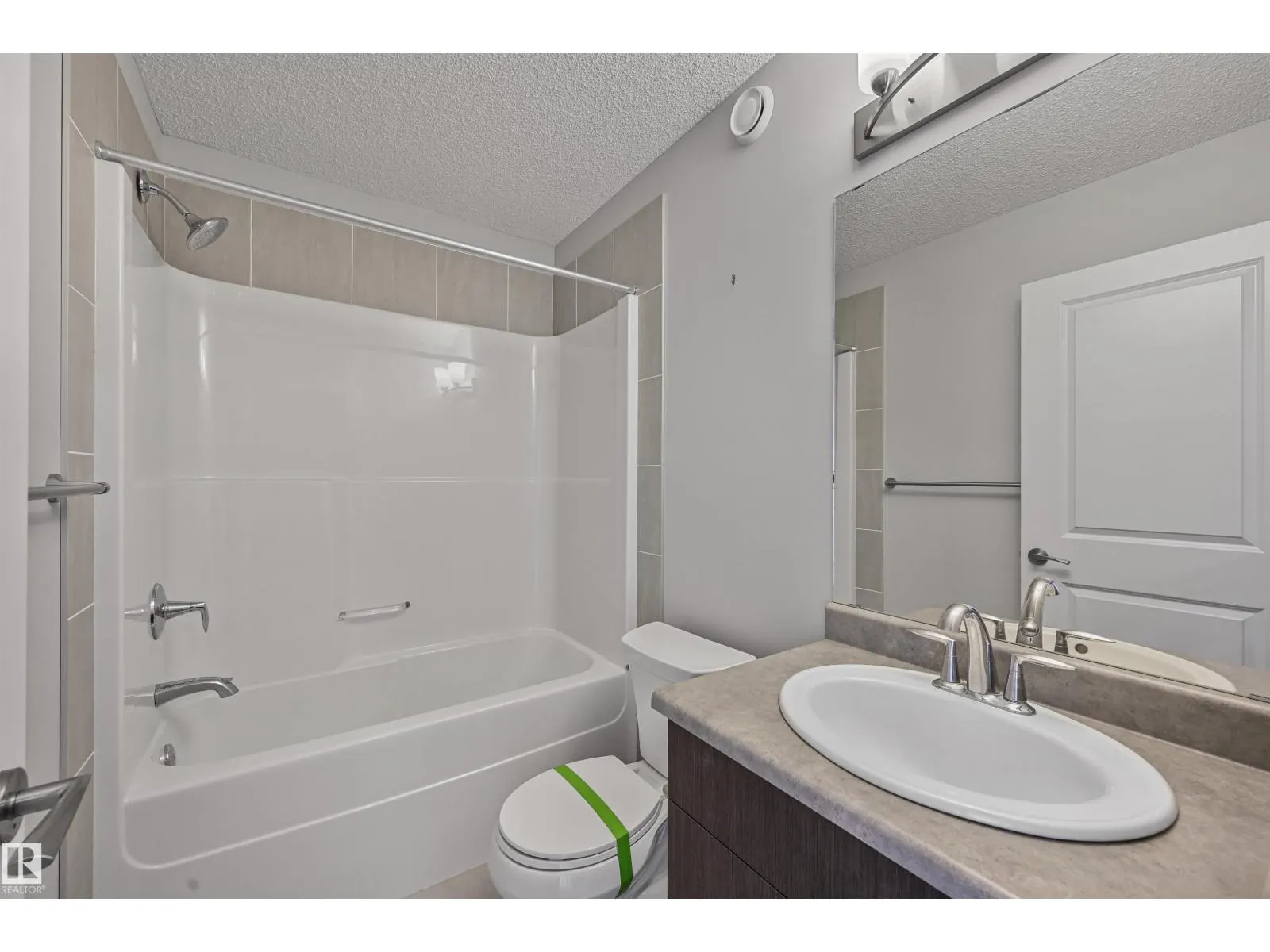 #34 2215 24 ST NW