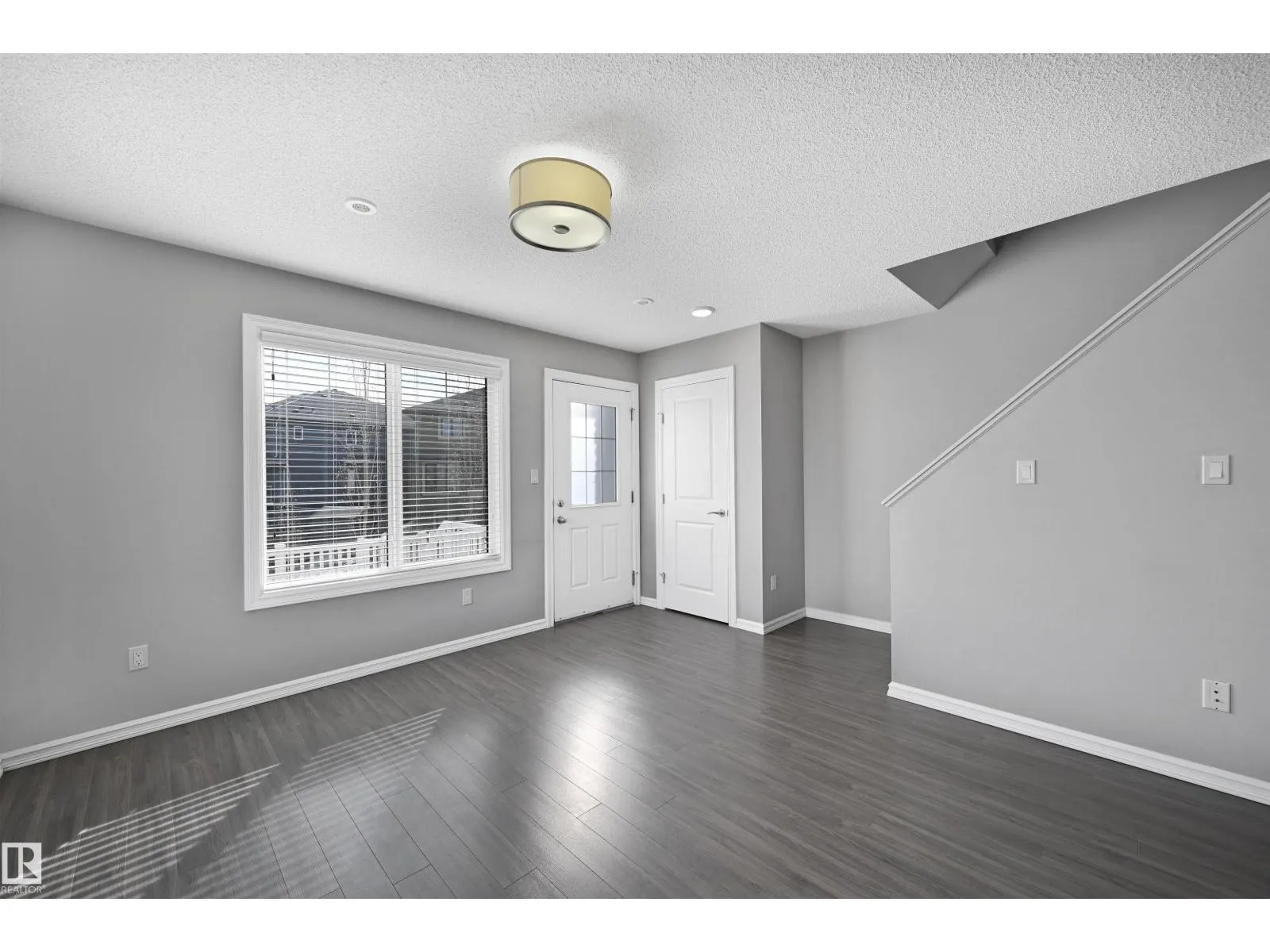 #34 2215 24 ST NW