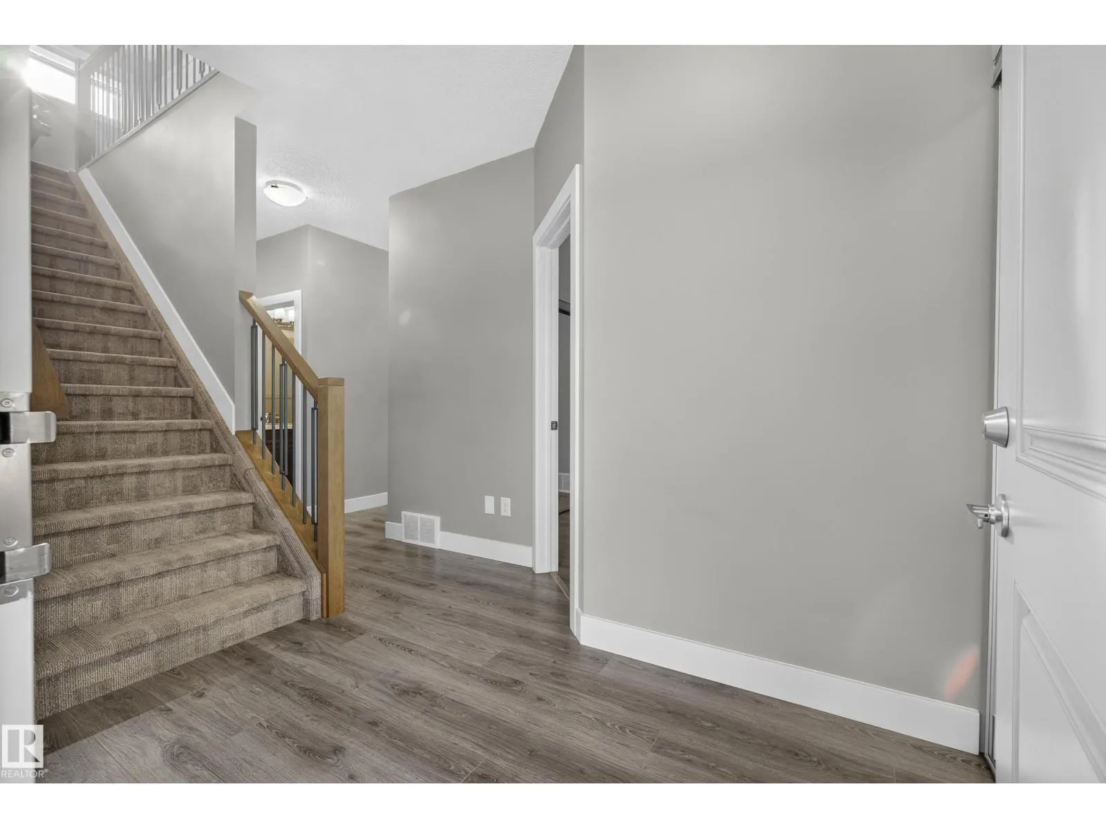 9416 206 ST NW