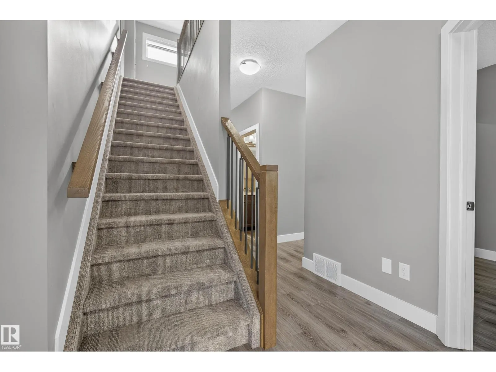 9416 206 ST NW