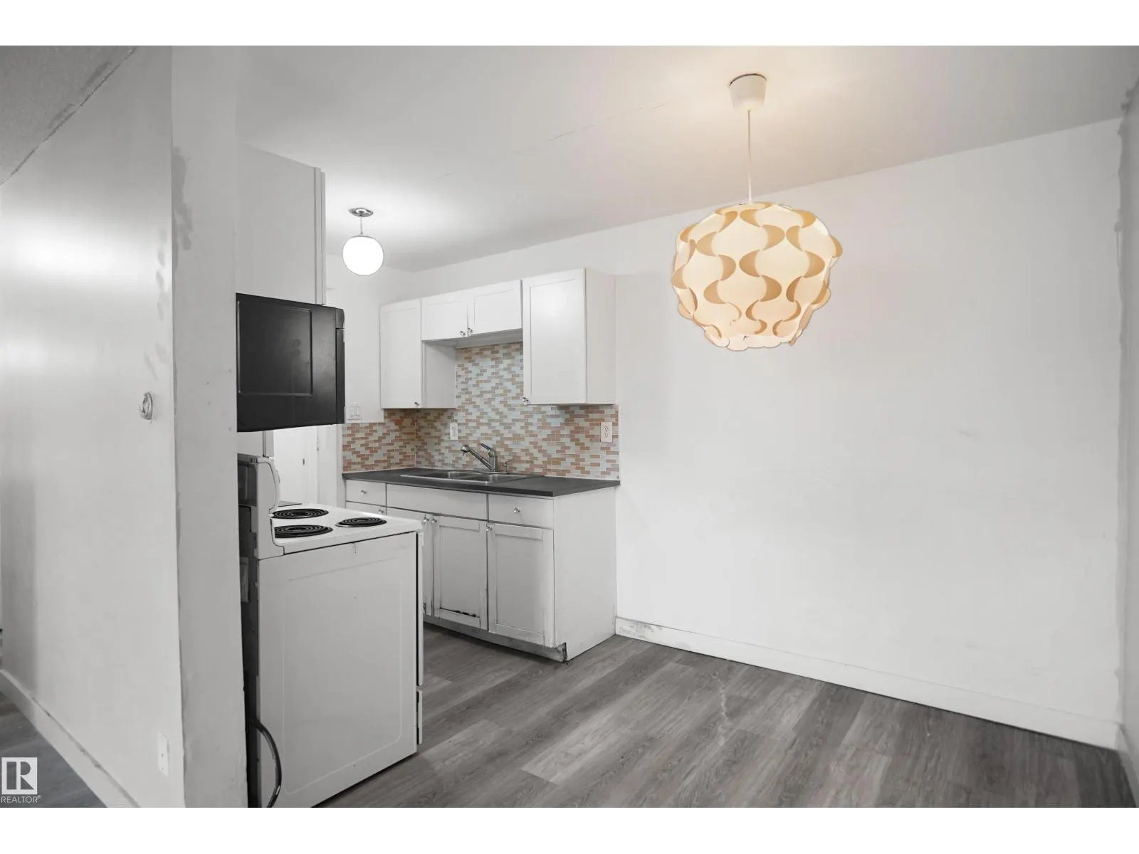 #102 10140 151 ST NW NW