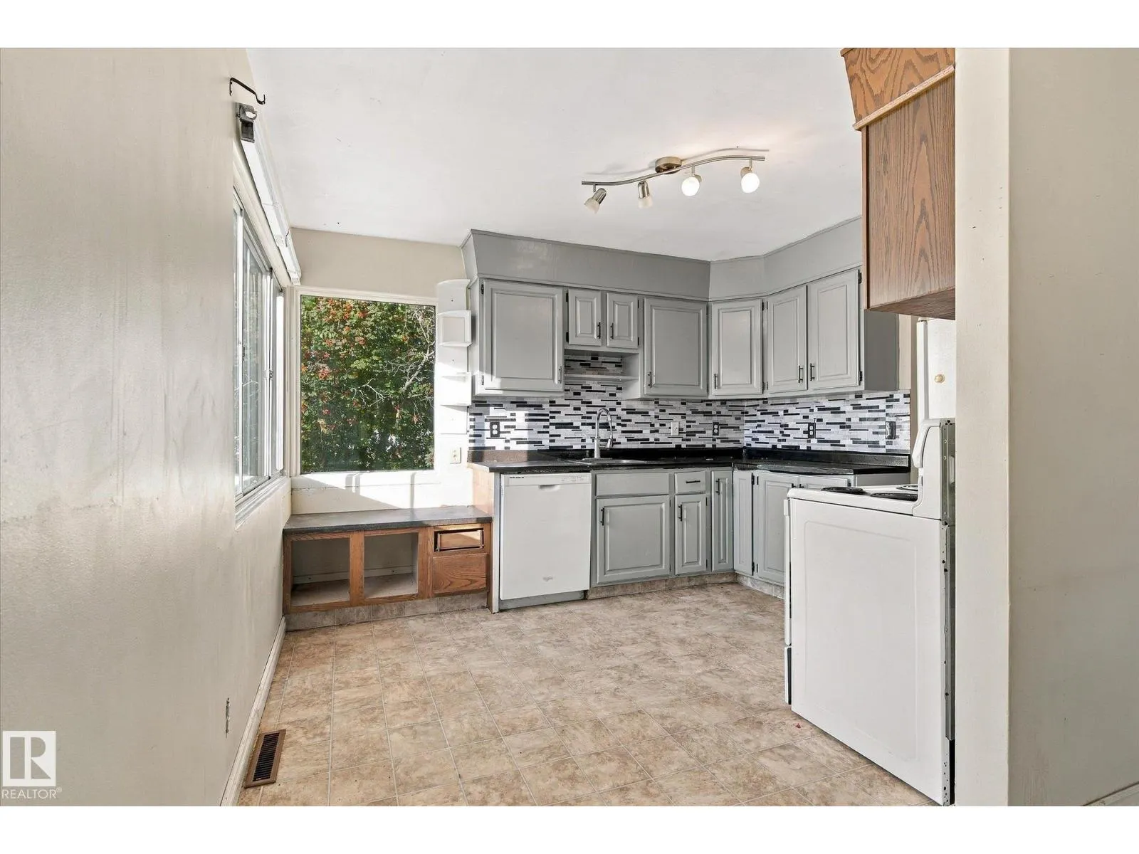 7308 77 ST NW