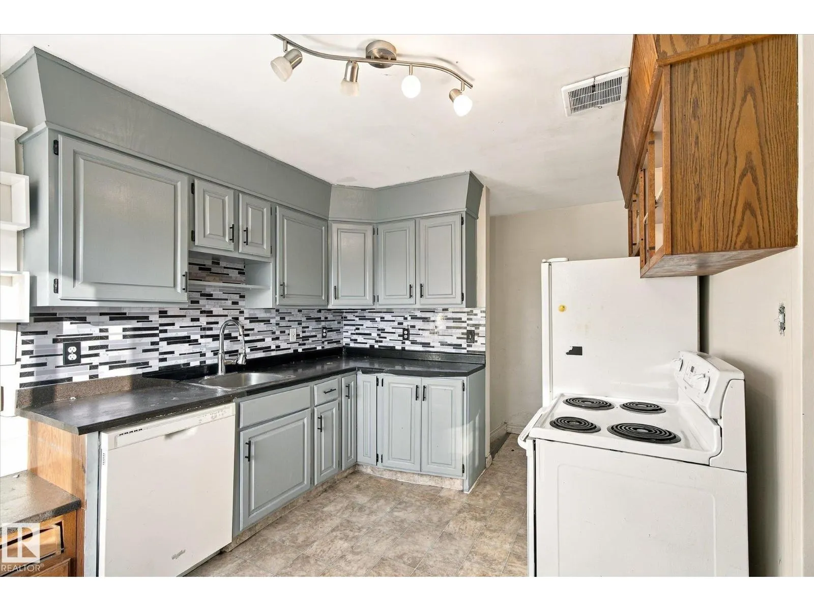7308 77 ST NW