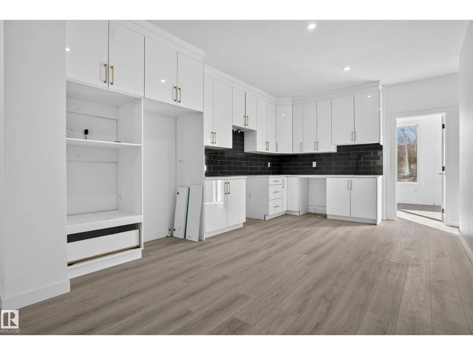 3605 112 AV NW NW