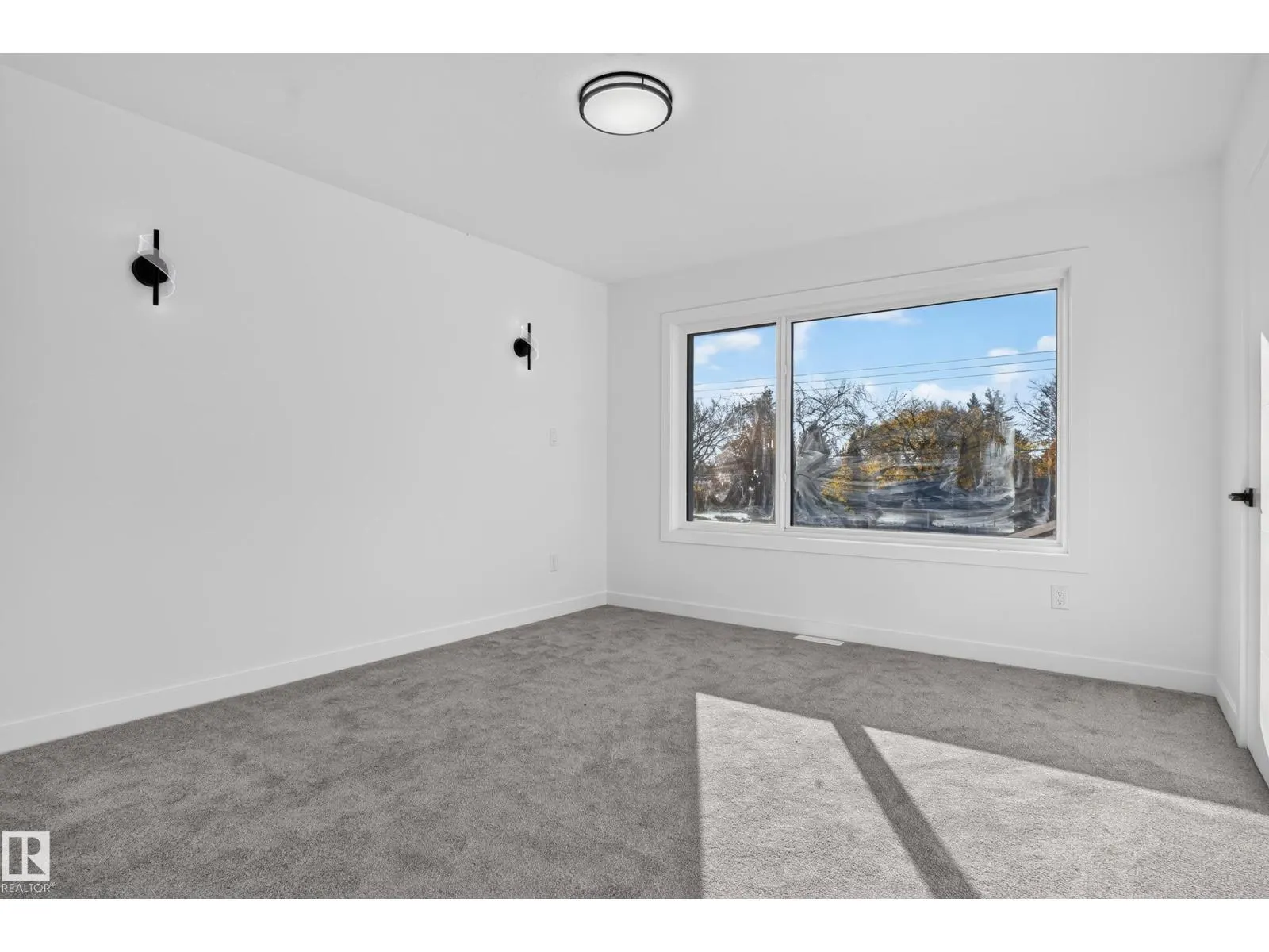 3605 112 AV NW NW