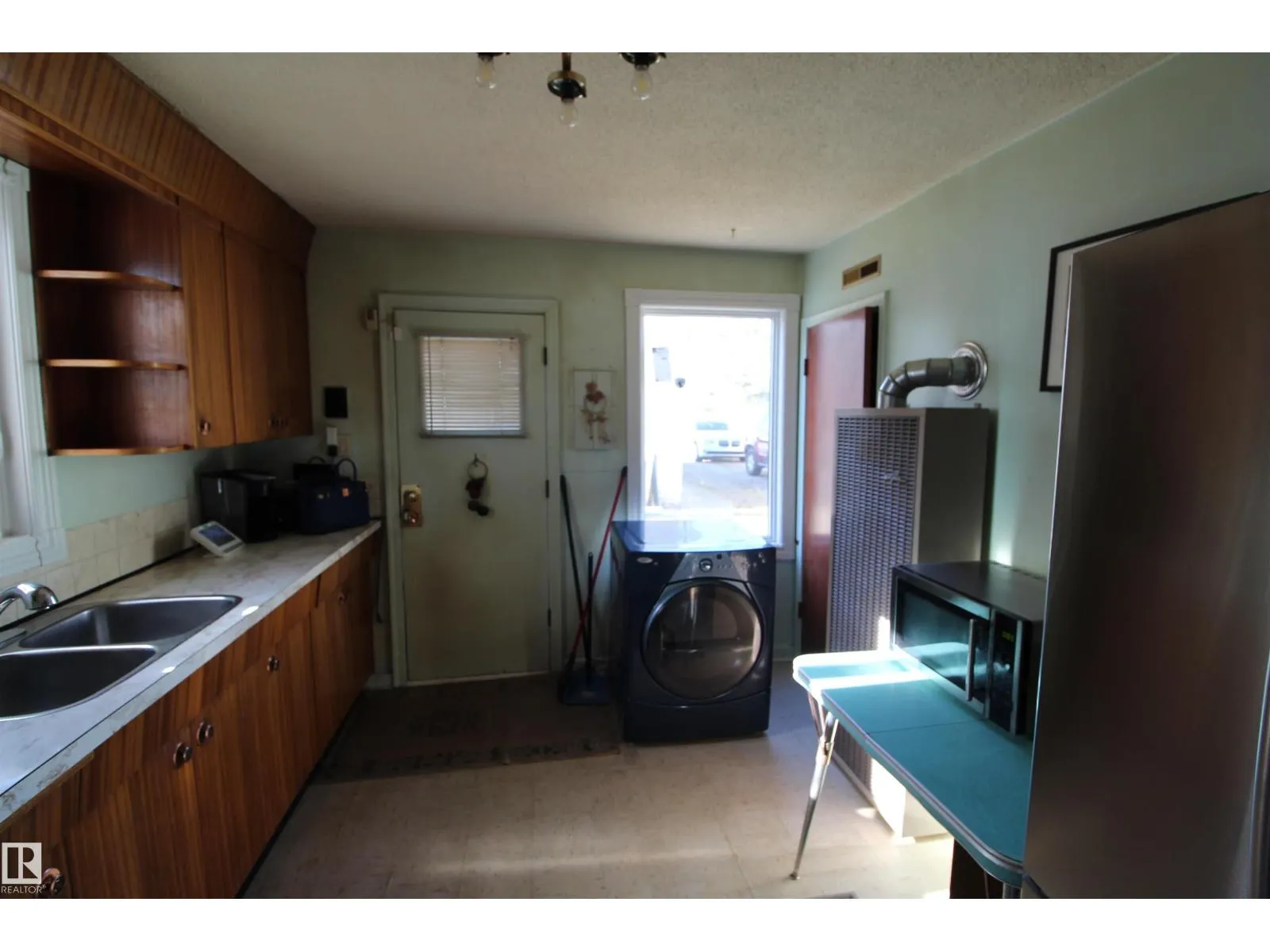12032 69 ST NW