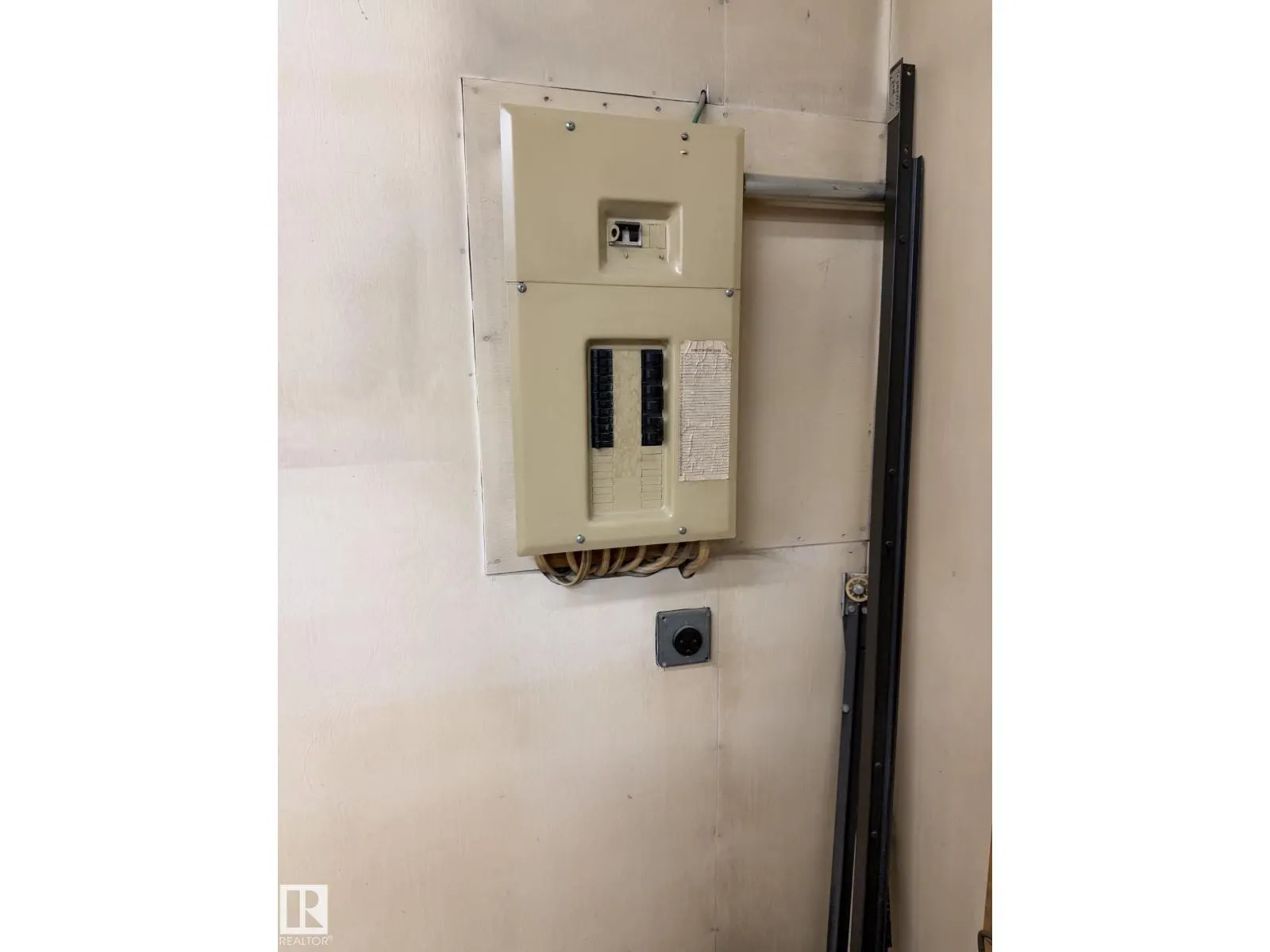 12032 69 ST NW