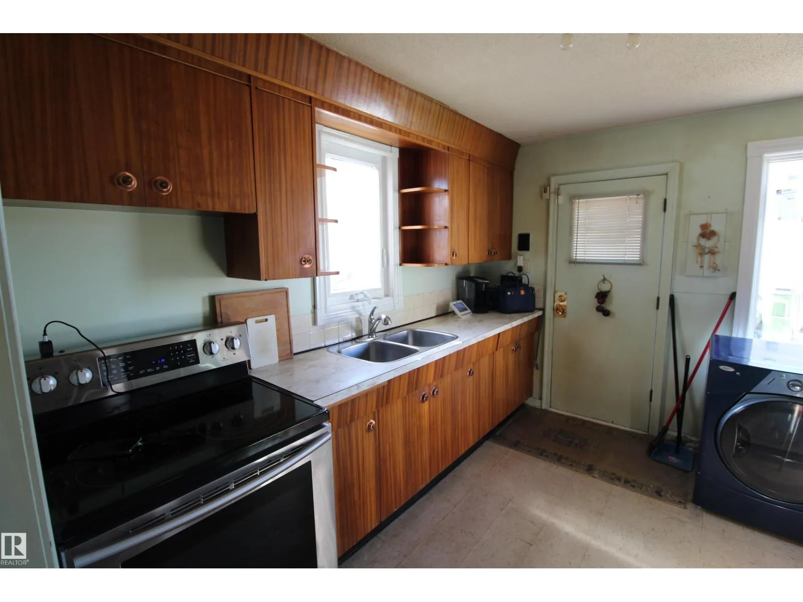 12032 69 ST NW