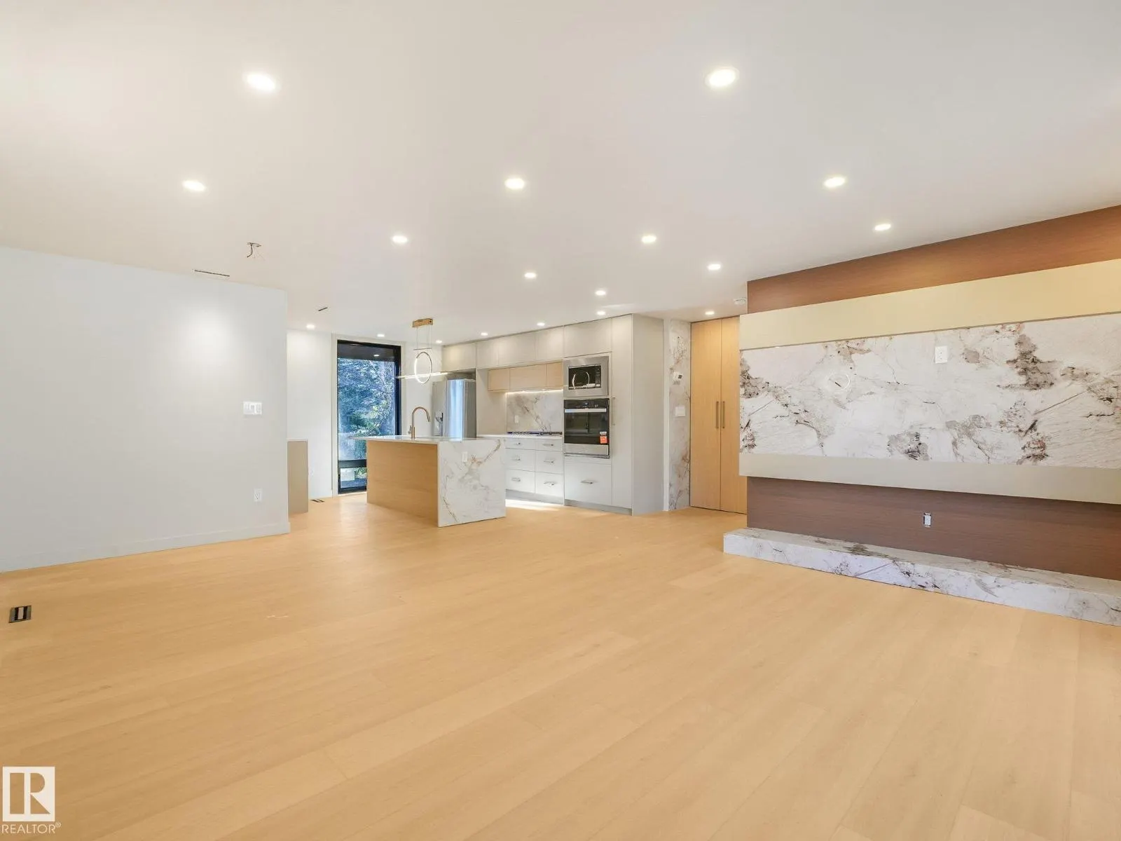 1036 MOYER DR