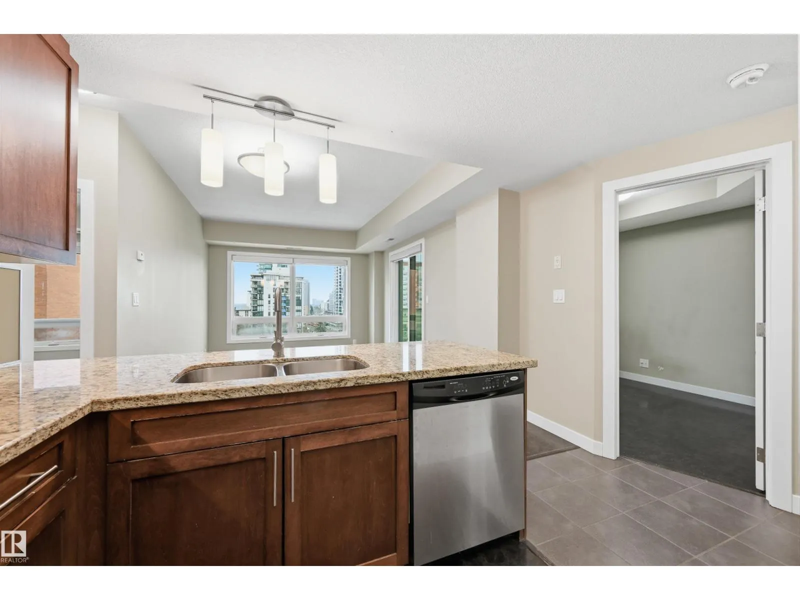 #805 10055 118 ST NW