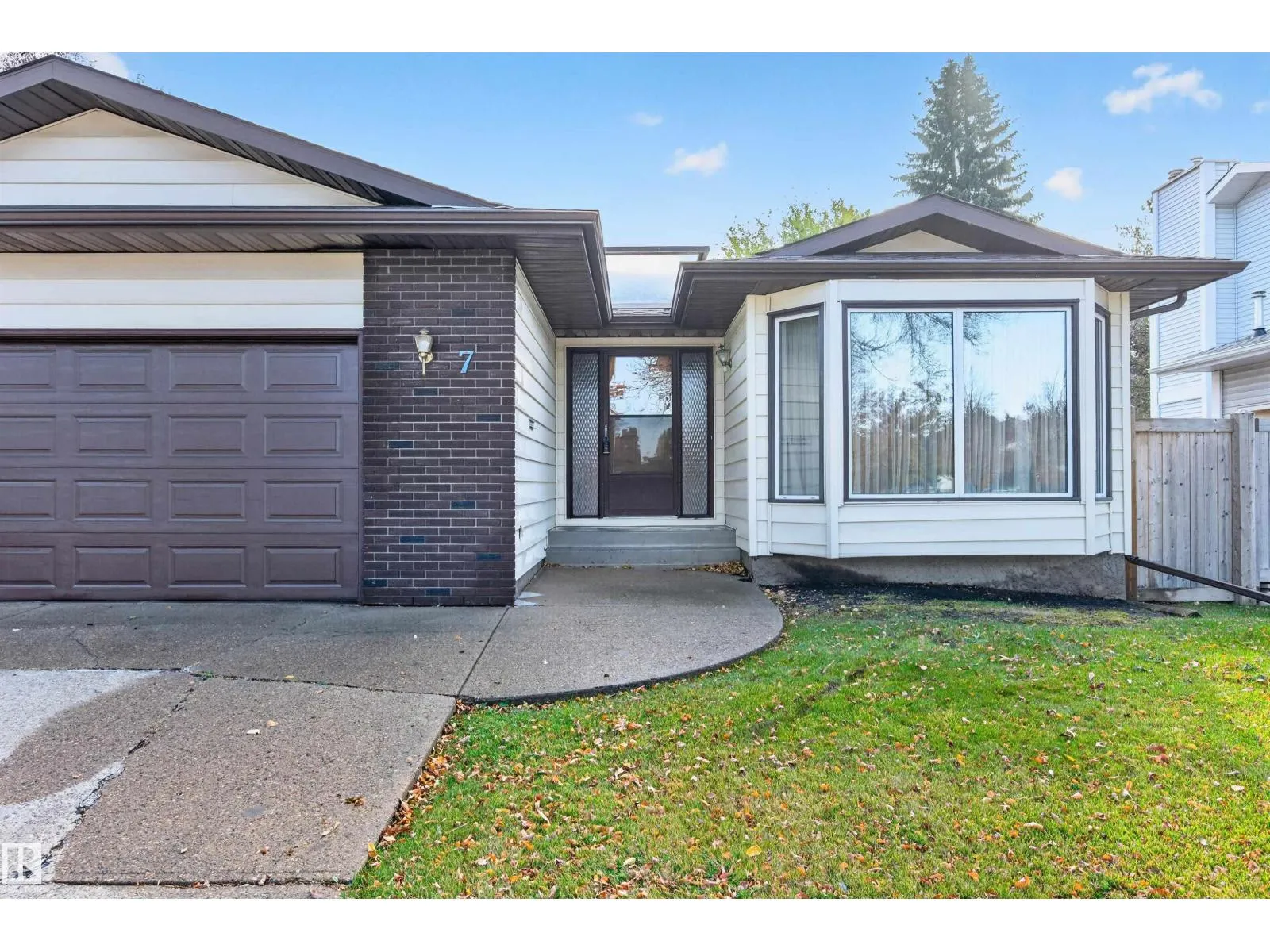 7 LANGHOLM DR
