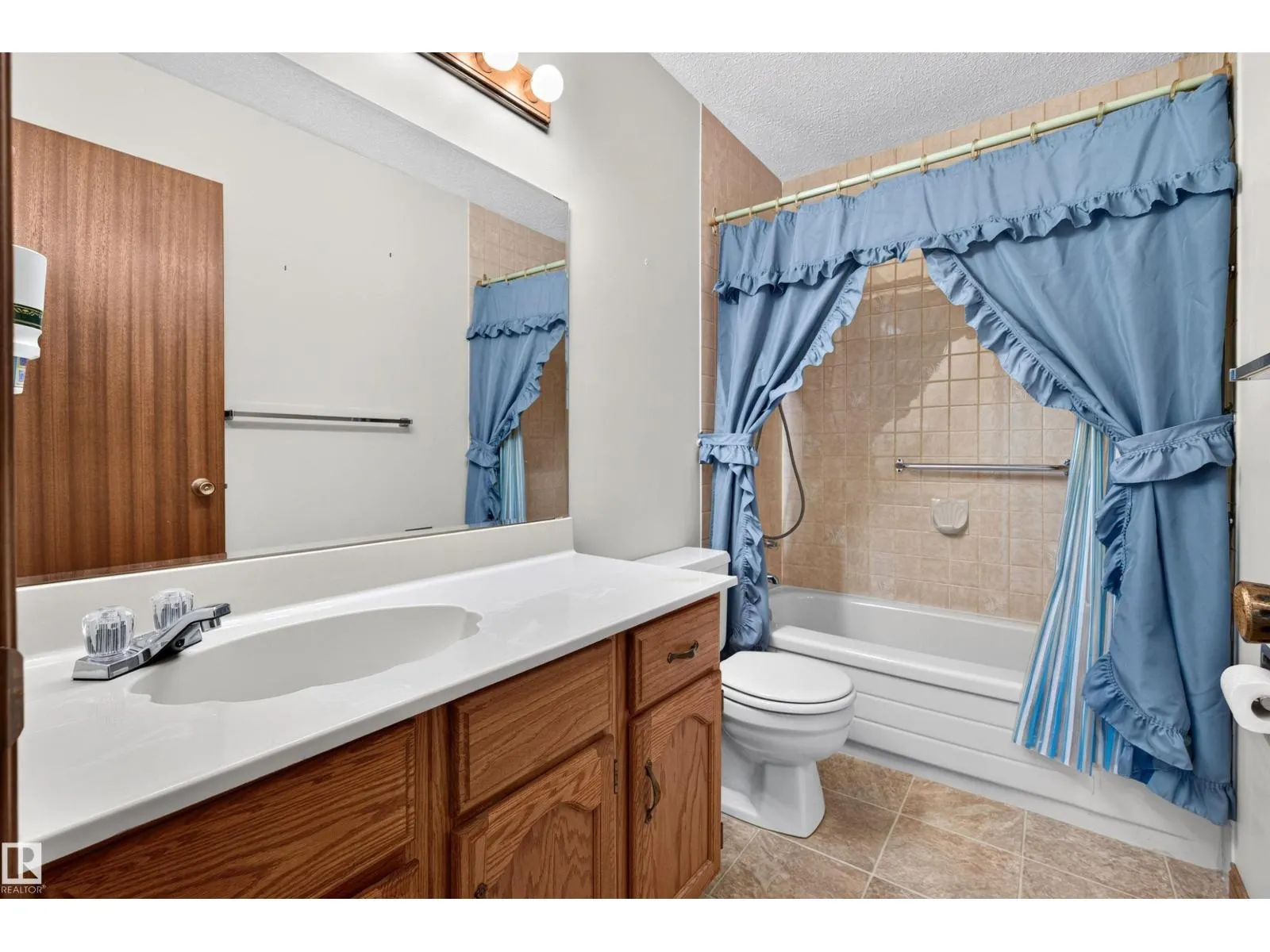 7 LANGHOLM DR