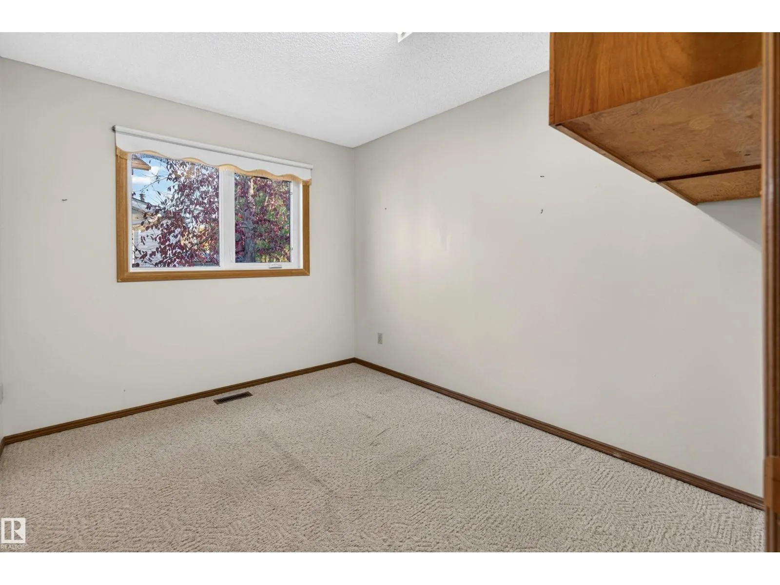 7 LANGHOLM DR