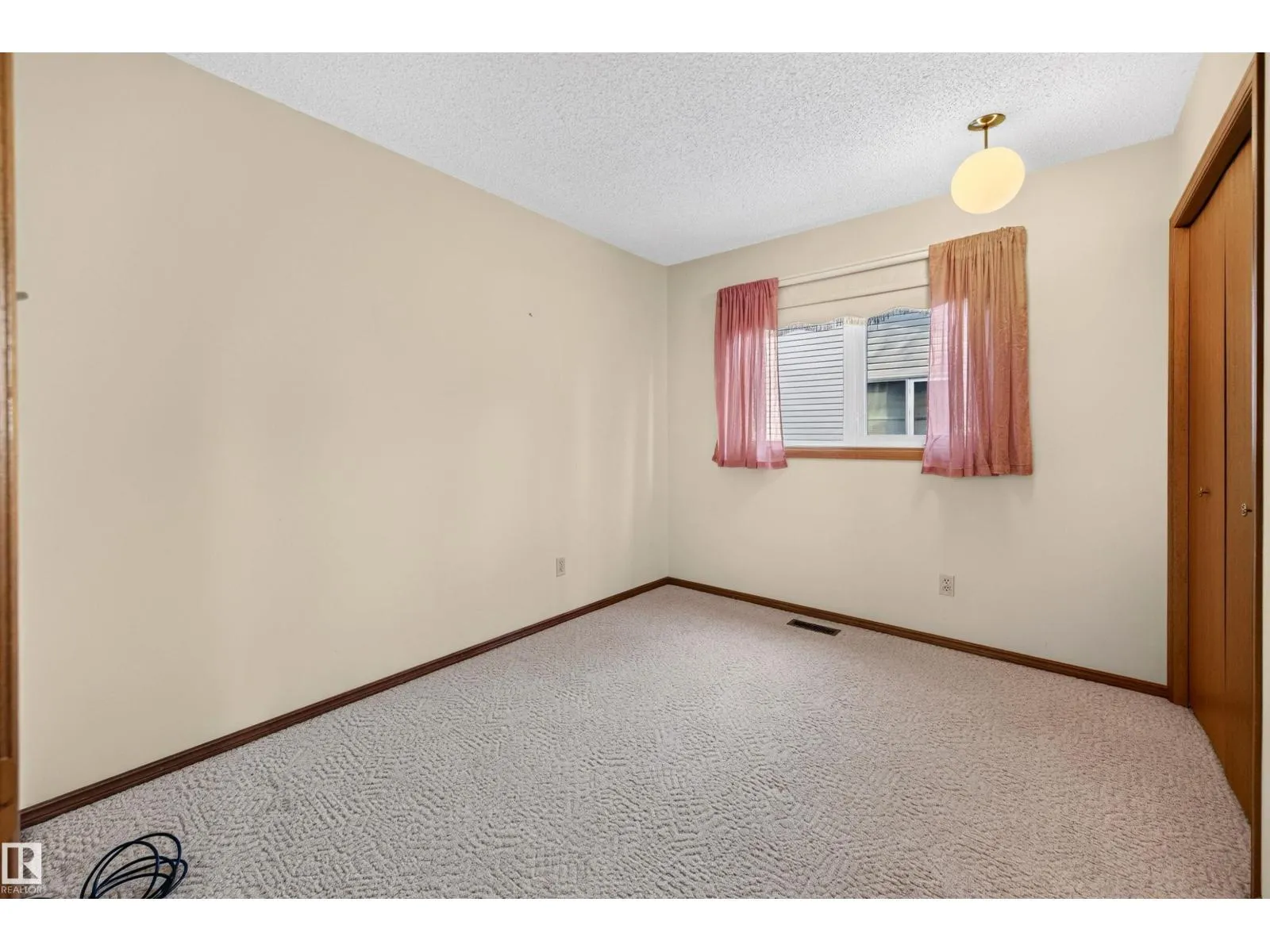 7 LANGHOLM DR