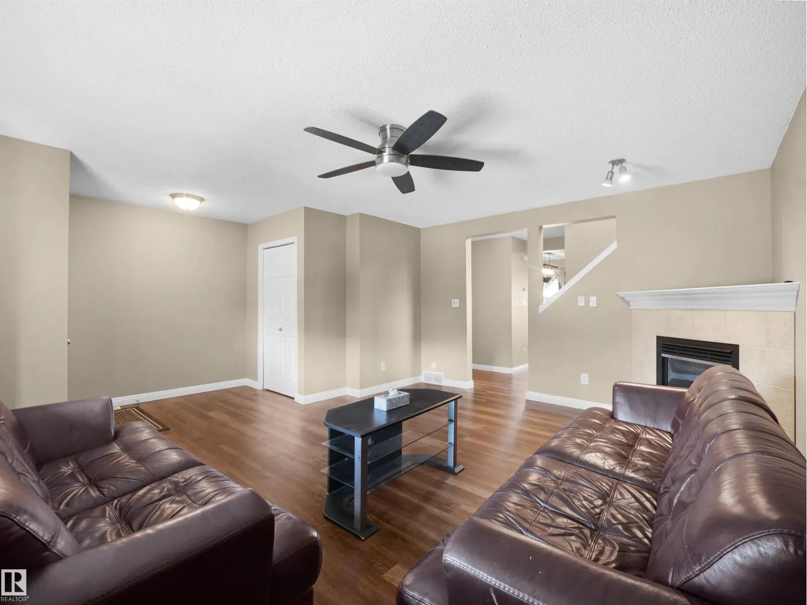 3122 30 AV NW
