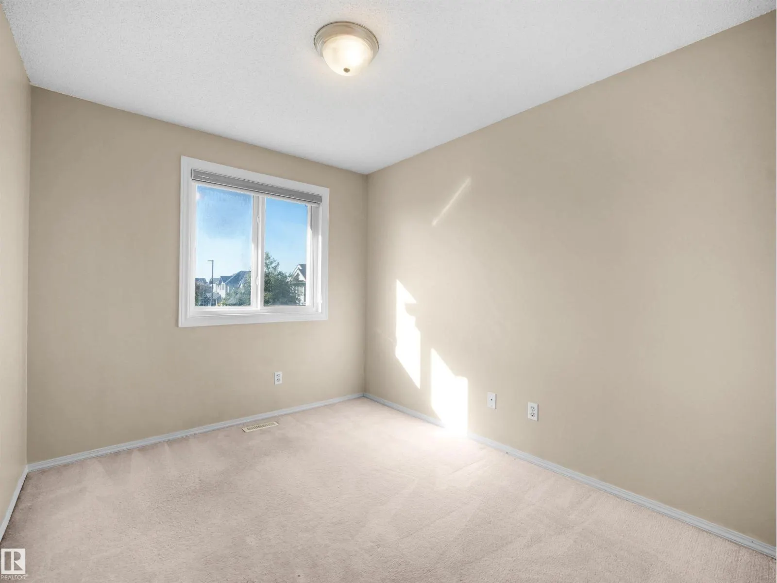 3122 30 AV NW