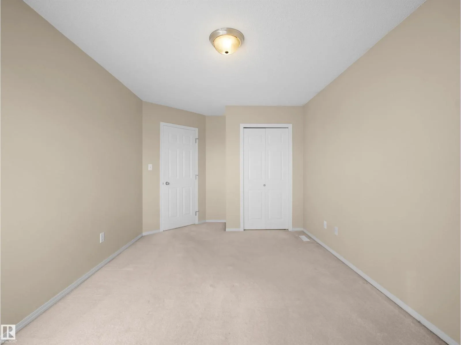 3122 30 AV NW