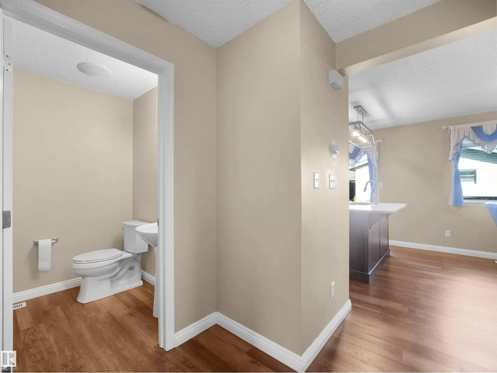 3122 30 AV NW