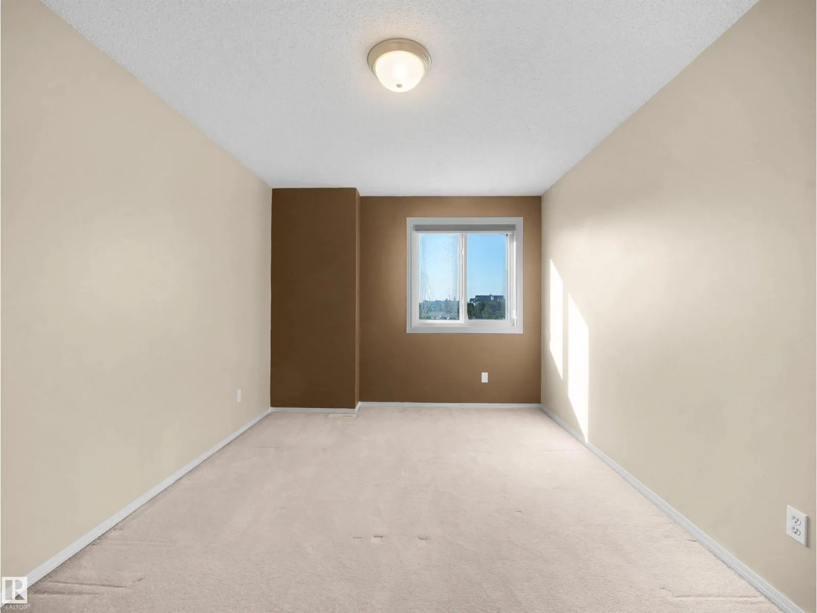3122 30 AV NW