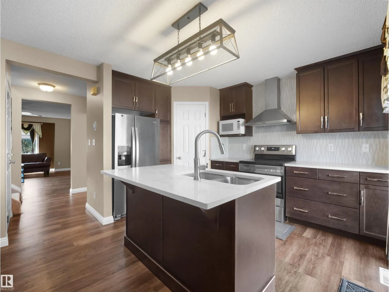 3122 30 AV NW