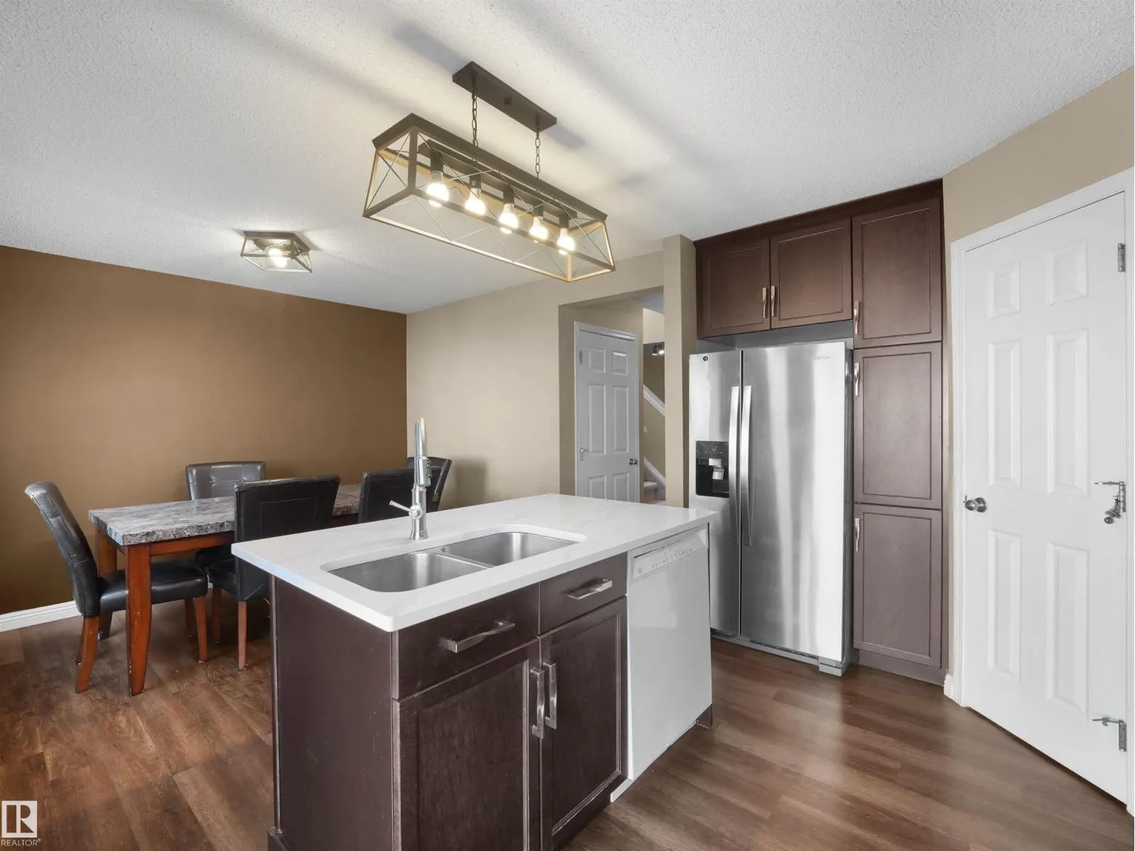 3122 30 AV NW