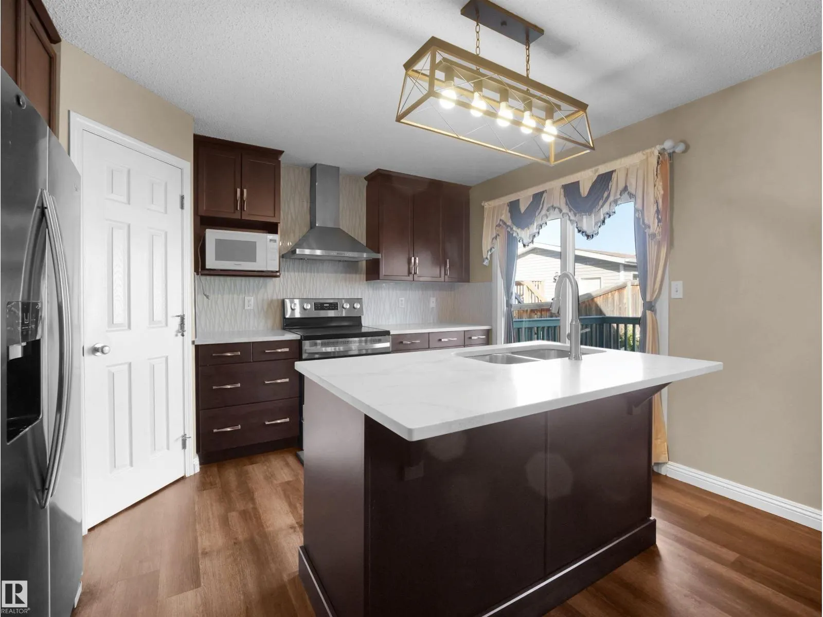 3122 30 AV NW