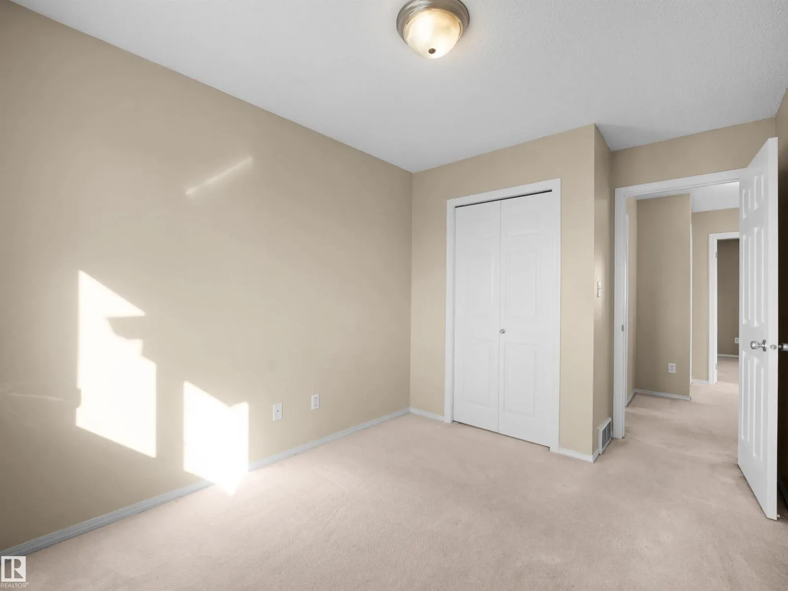 3122 30 AV NW