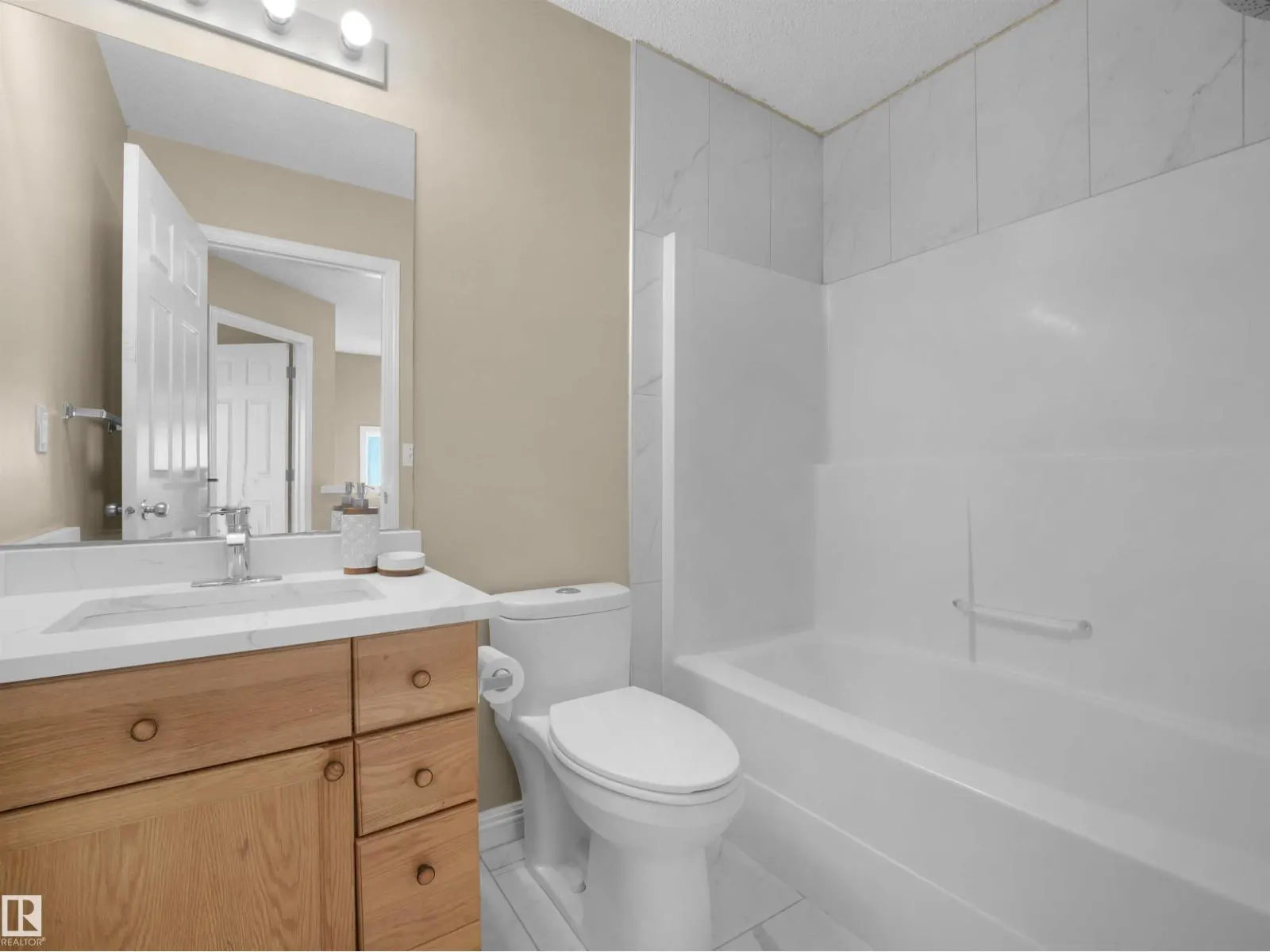 3122 30 AV NW