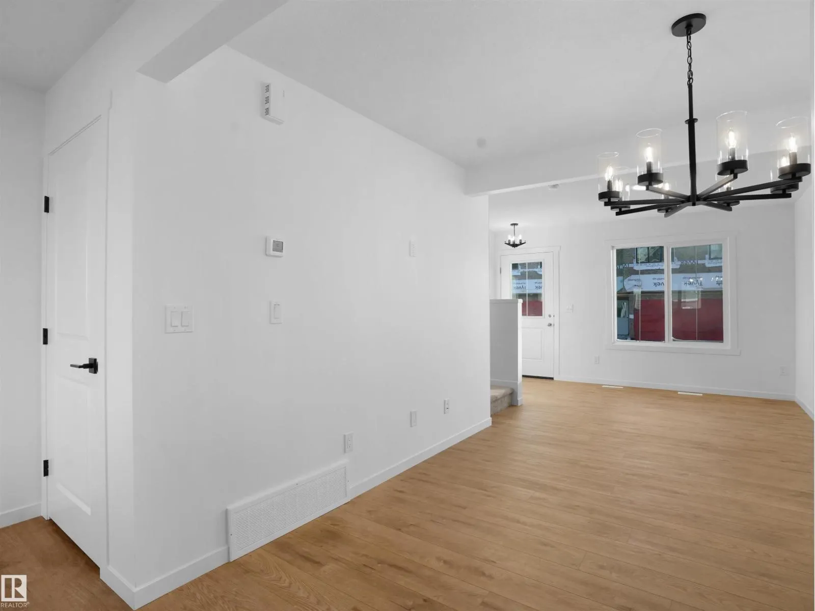 3 18632 18 AV NW