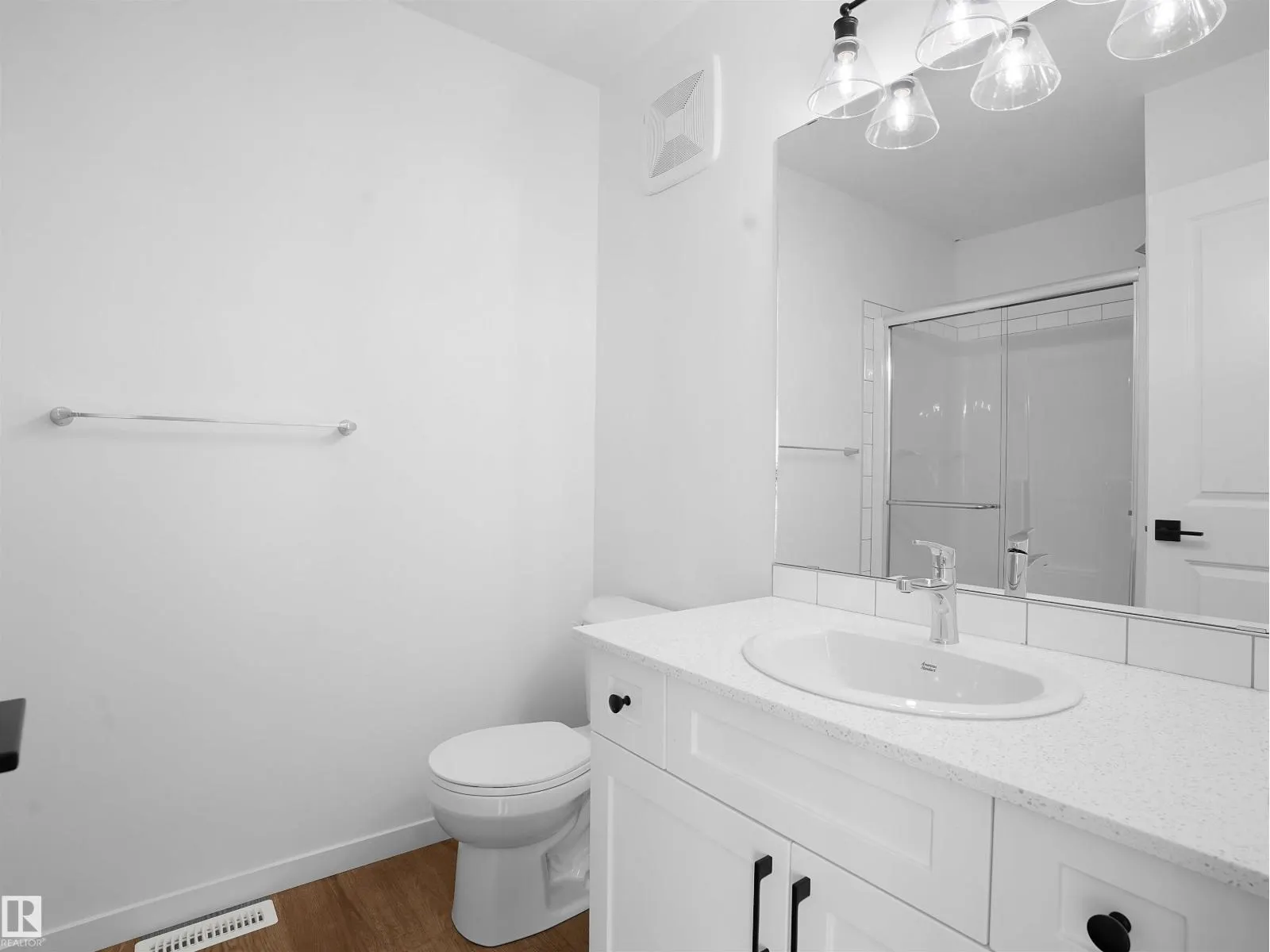 3 18632 18 AV NW