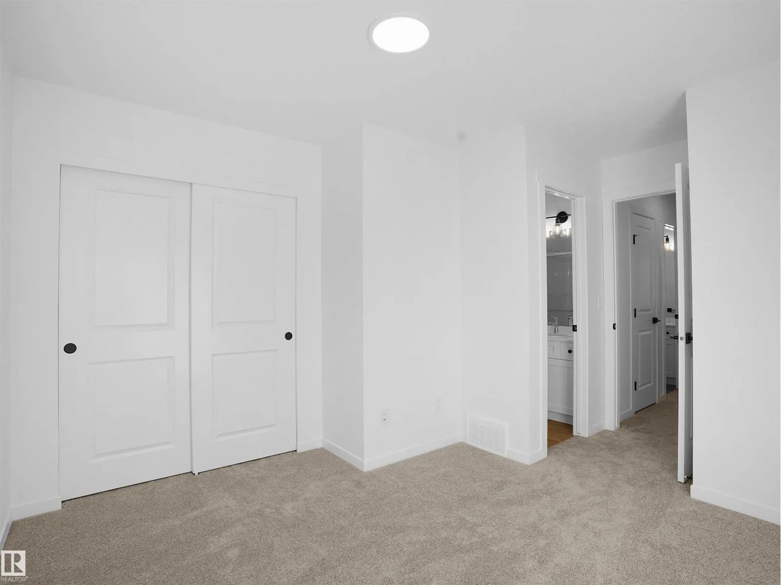 3 18632 18 AV NW