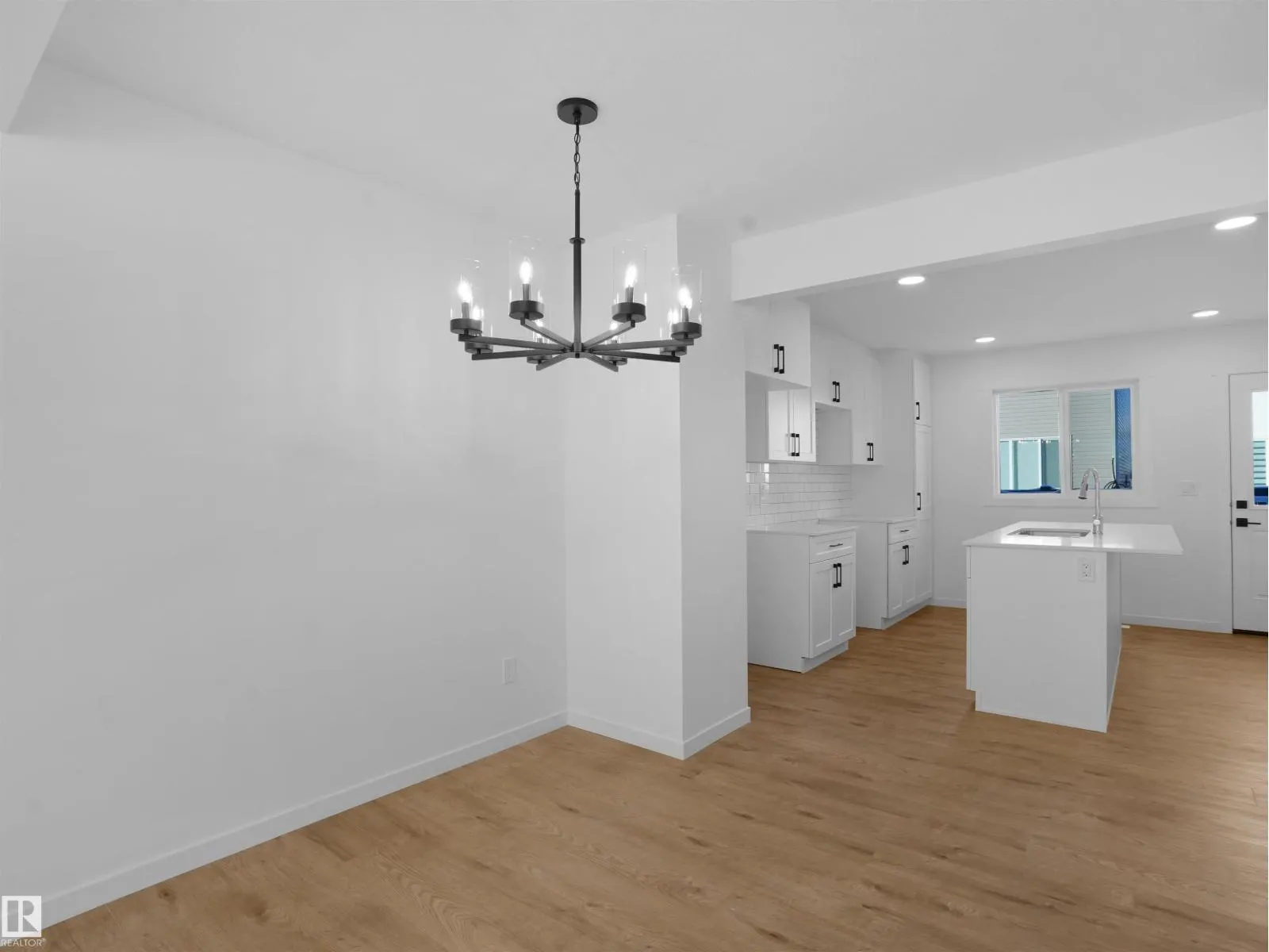 3 18632 18 AV NW