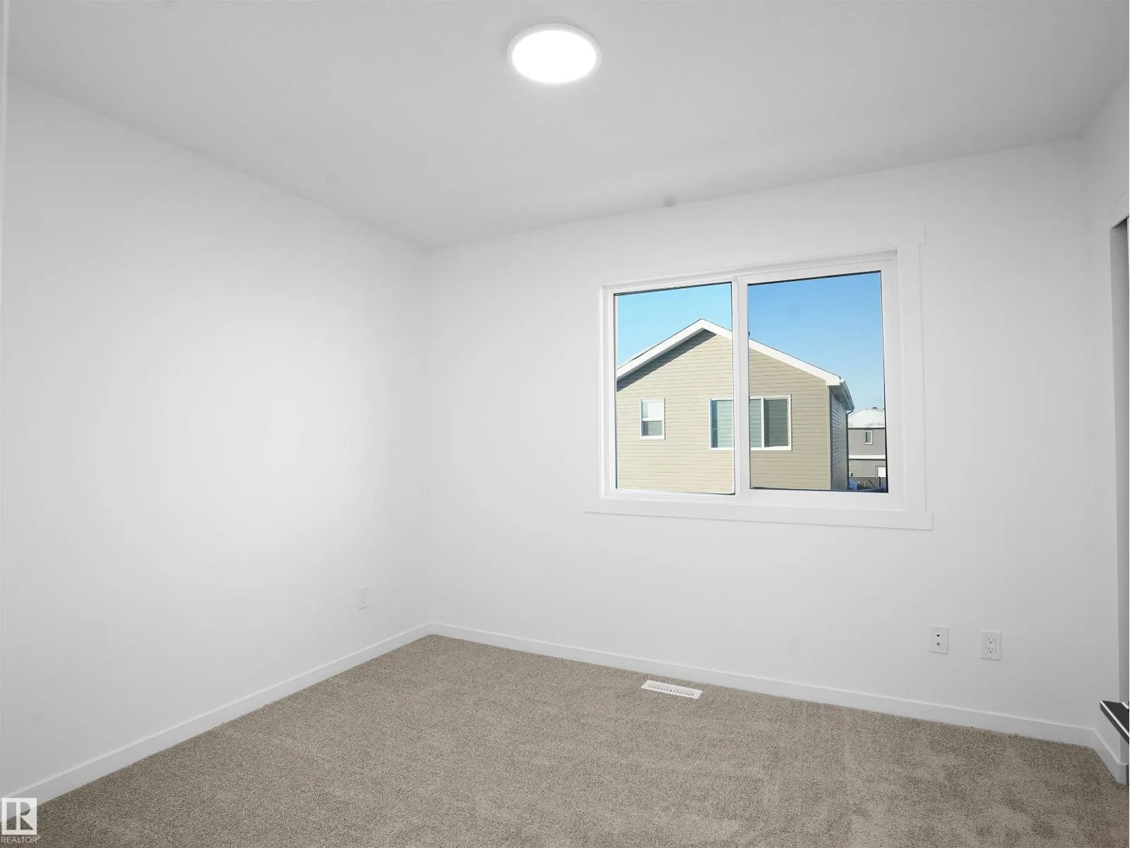 3 18632 18 AV NW