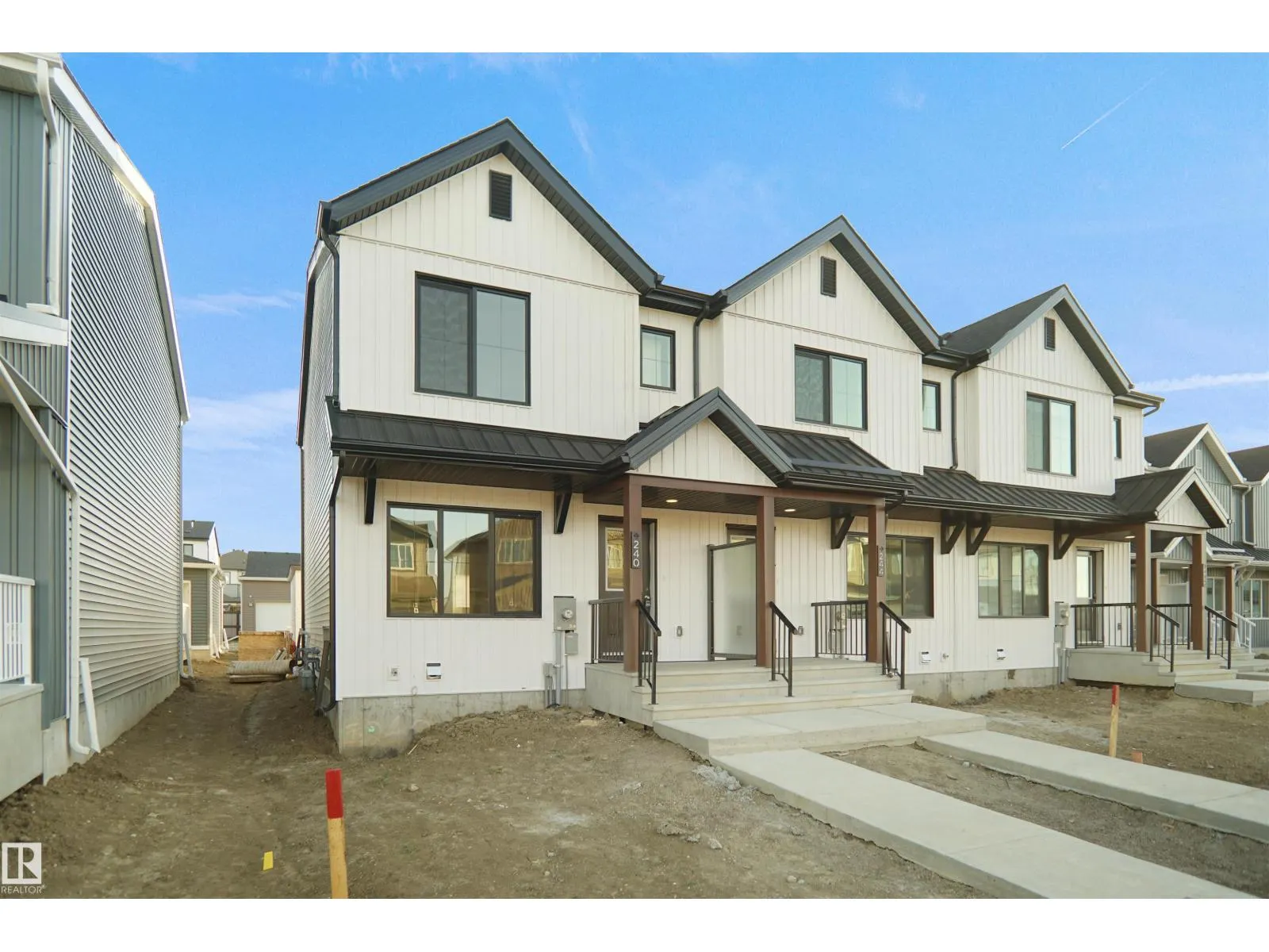 3 18632 18 AV NW