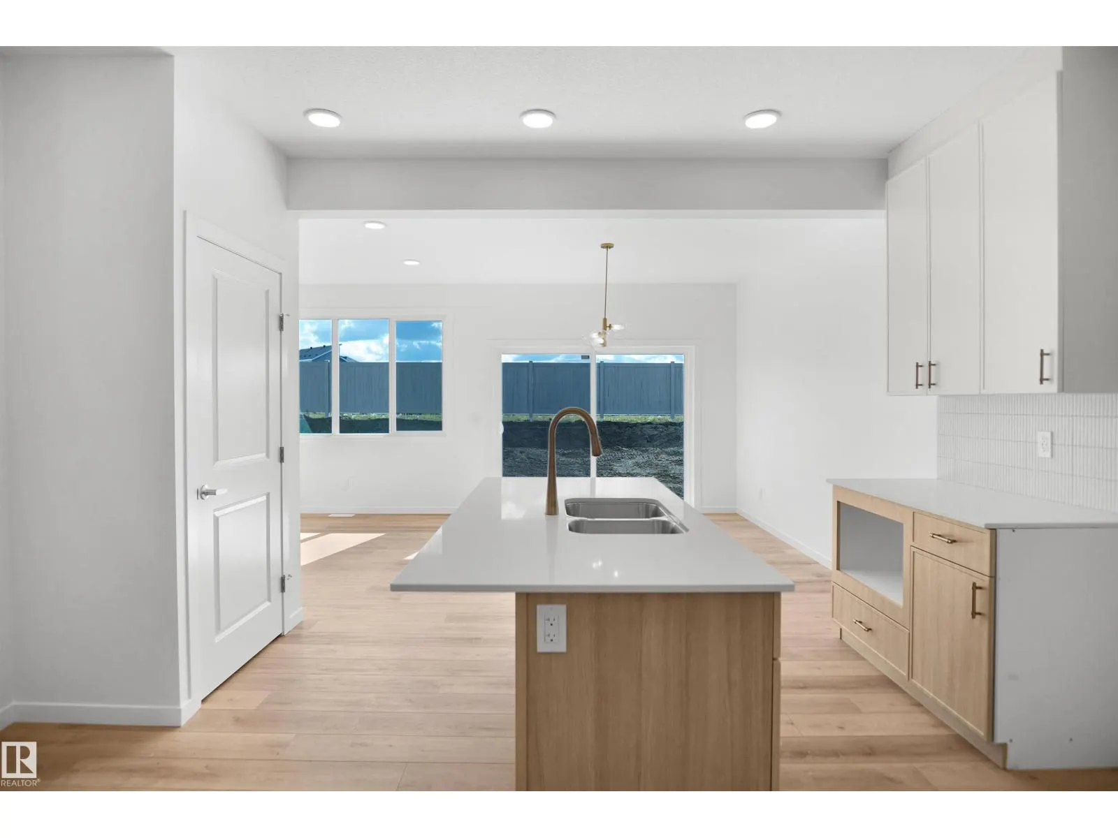 20917 24 AV NW
