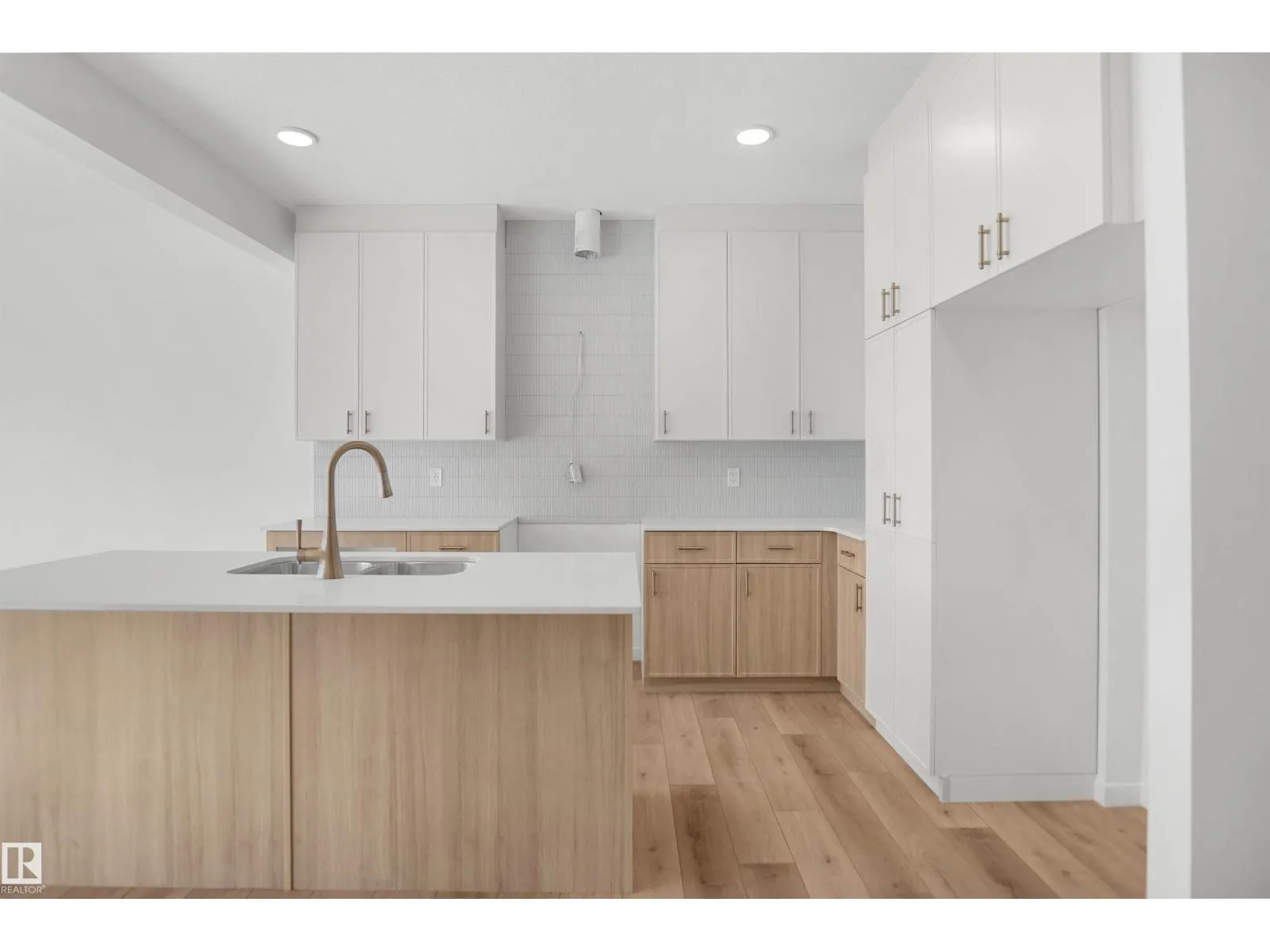 20917 24 AV NW