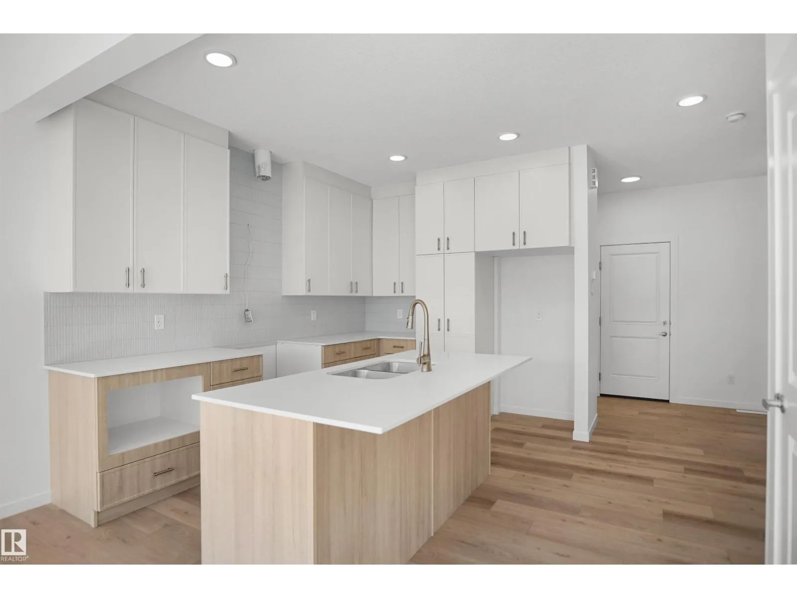 20917 24 AV NW