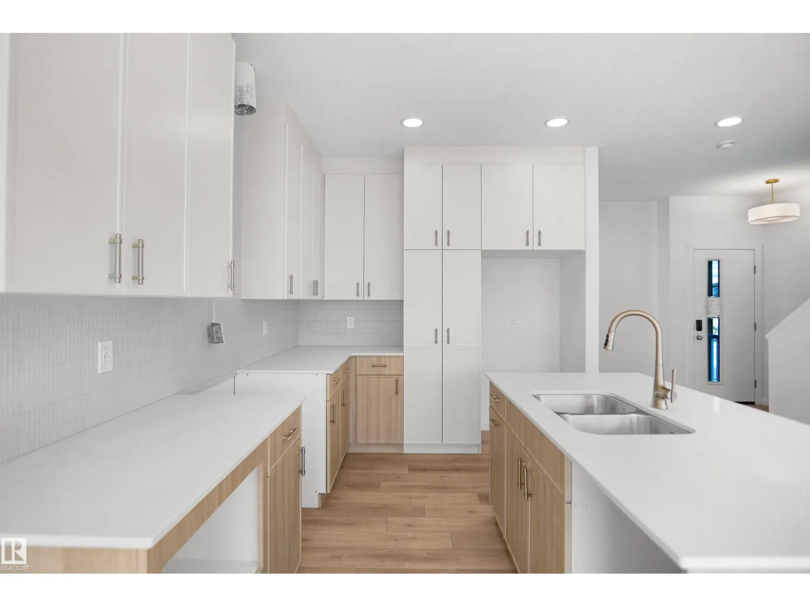 20917 24 AV NW